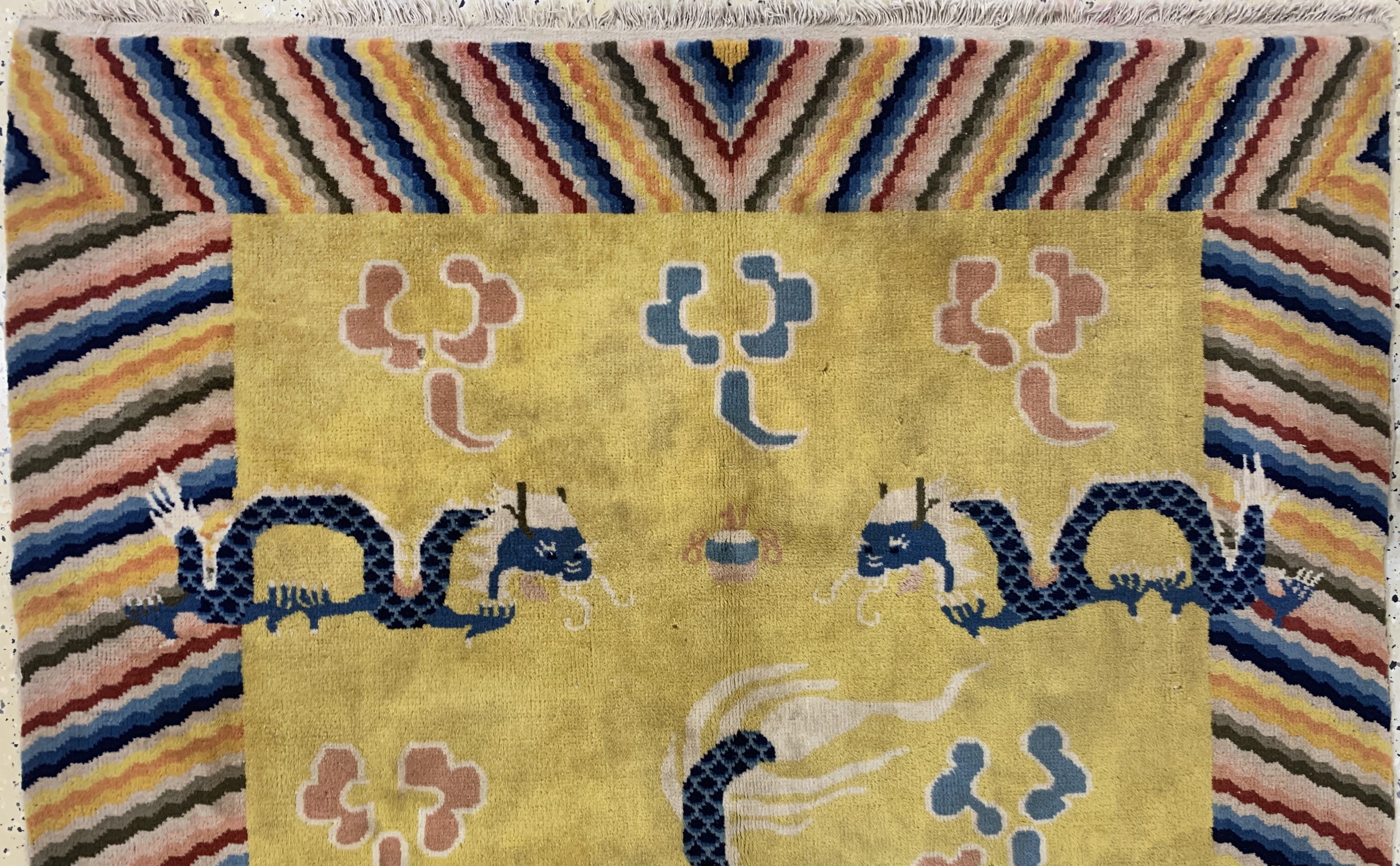 Detail a: "Drachenteppich"alt, China, Anfang 20.Jhd, Wolle auf Baumwolle, ca. 230 x 155 cm, EHZ: 2 fleckig, kleine Florfehlstellen.