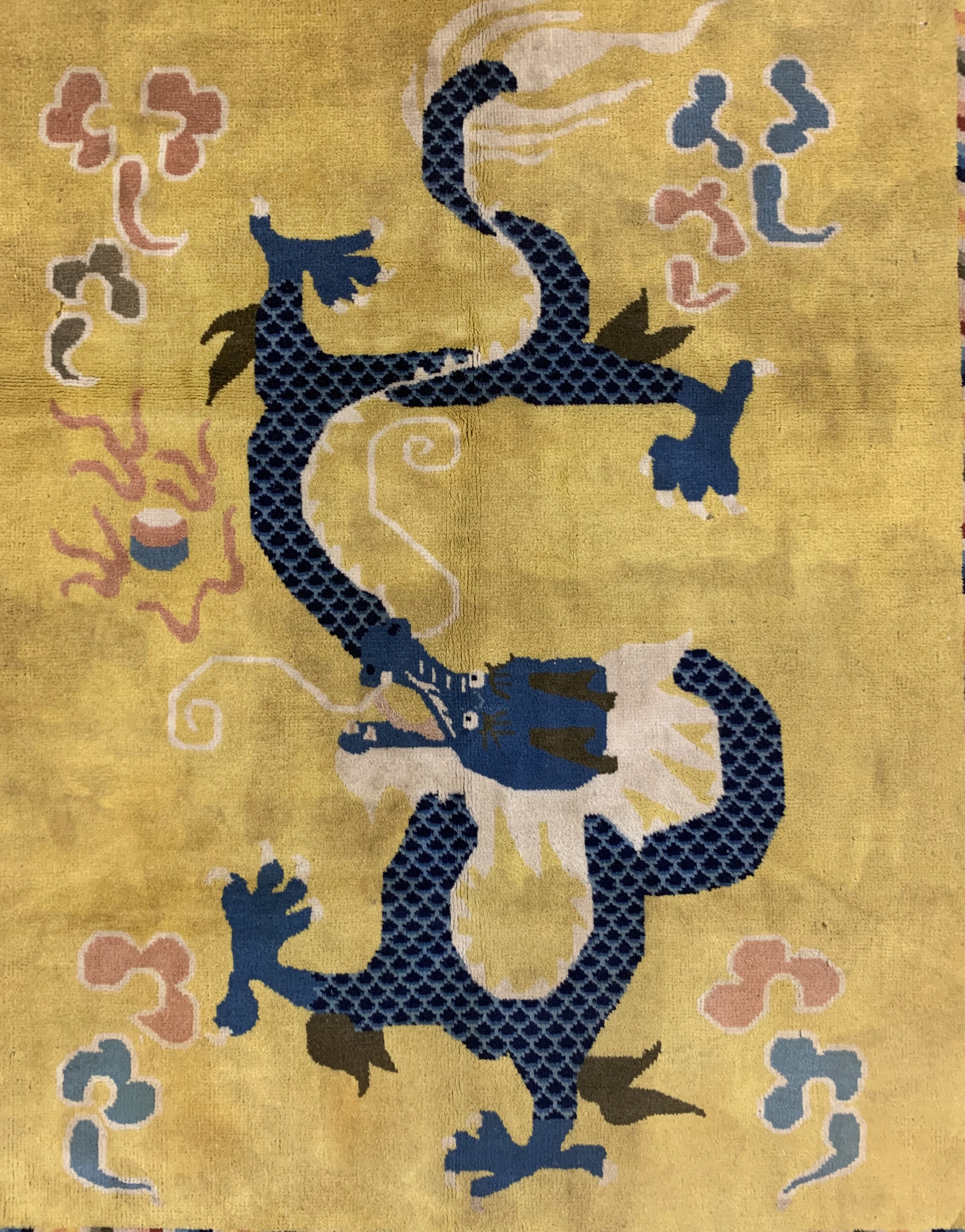 Detail b: "Drachenteppich"alt, China, Anfang 20.Jhd, Wolle auf Baumwolle, ca. 230 x 155 cm, EHZ: 2 fleckig, kleine Florfehlstellen.