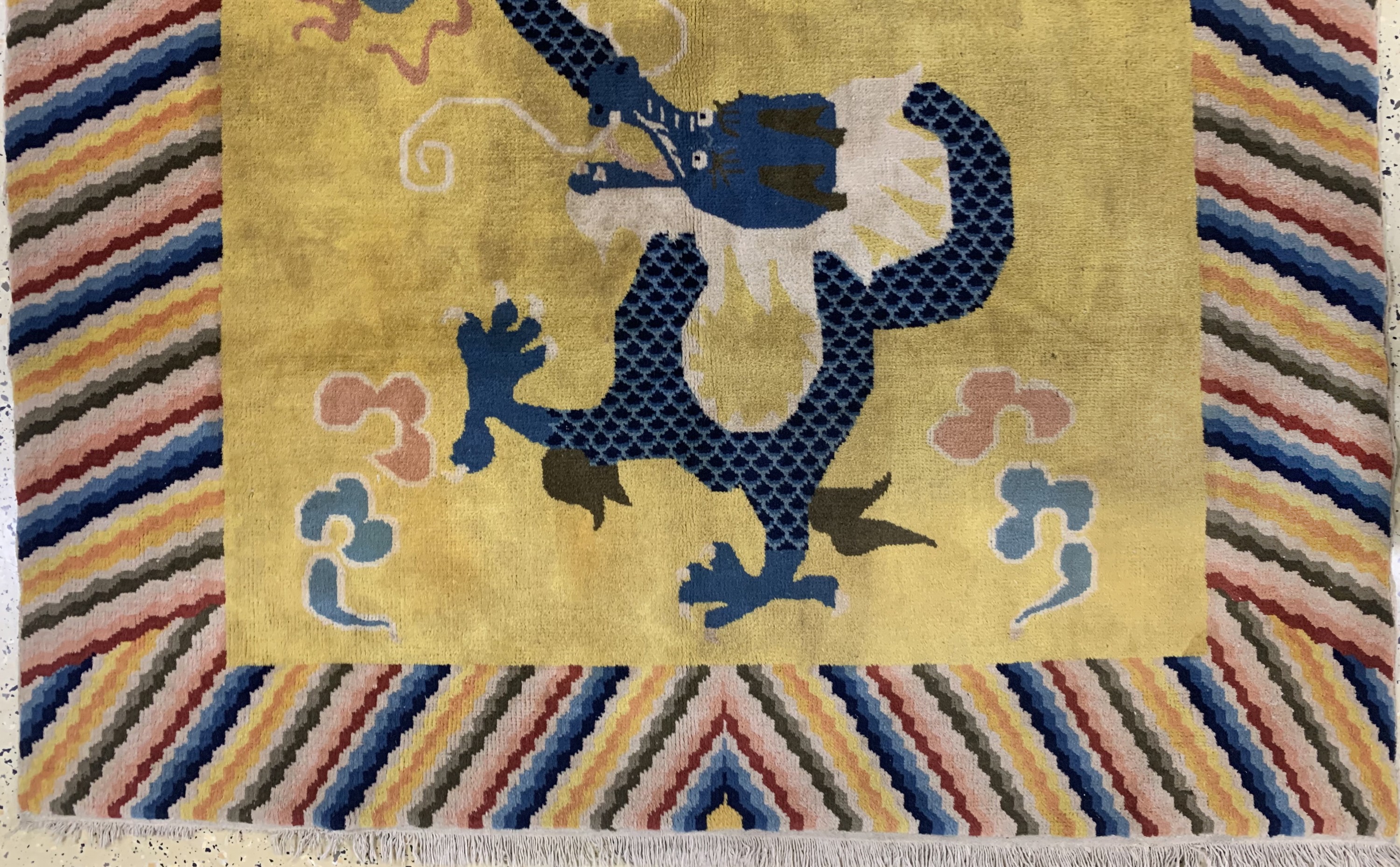 Detail c: "Drachenteppich"alt, China, Anfang 20.Jhd, Wolle auf Baumwolle, ca. 230 x 155 cm, EHZ: 2 fleckig, kleine Florfehlstellen.
