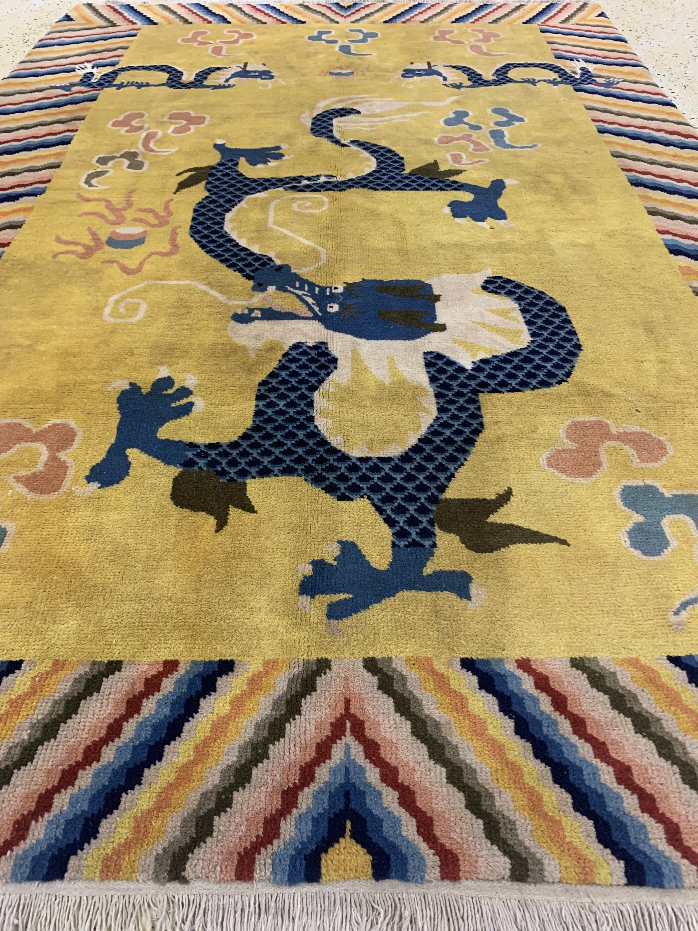 Detail d: "Drachenteppich"alt, China, Anfang 20.Jhd, Wolle auf Baumwolle, ca. 230 x 155 cm, EHZ: 2 fleckig, kleine Florfehlstellen.