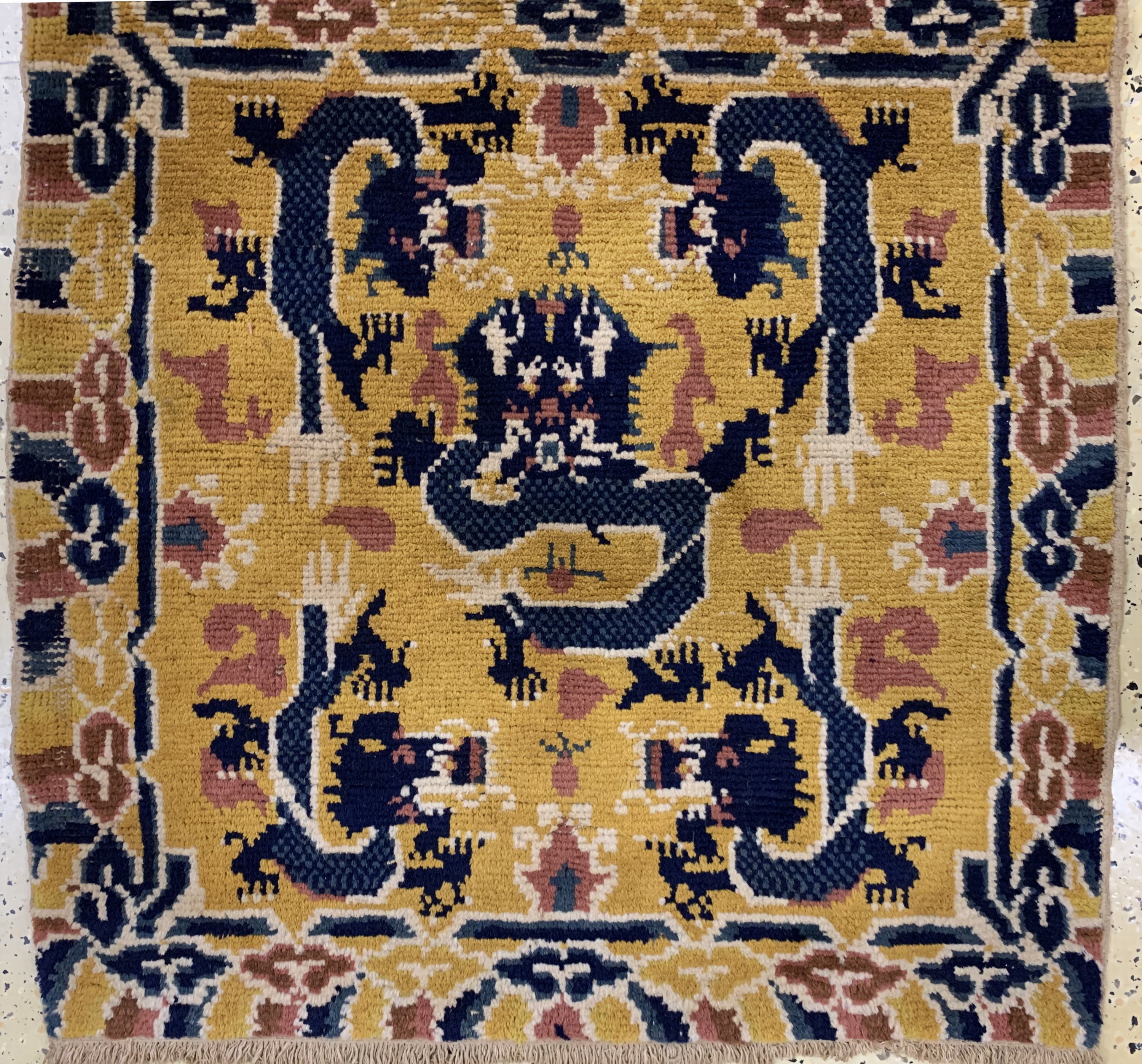 Detail b: "Thron-Sitzteppich"antik, China, um 1900, Wolle auf Baumwolle, ca. 175 x 90 cm, EHZ: 2