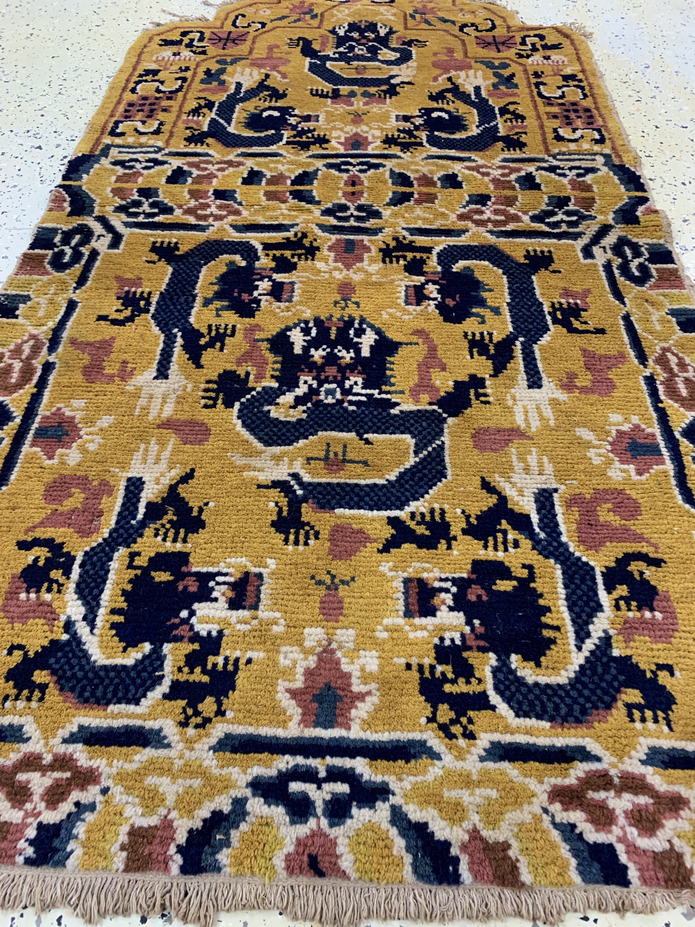 Detail c: "Thron-Sitzteppich"antik, China, um 1900, Wolle auf Baumwolle, ca. 175 x 90 cm, EHZ: 2
