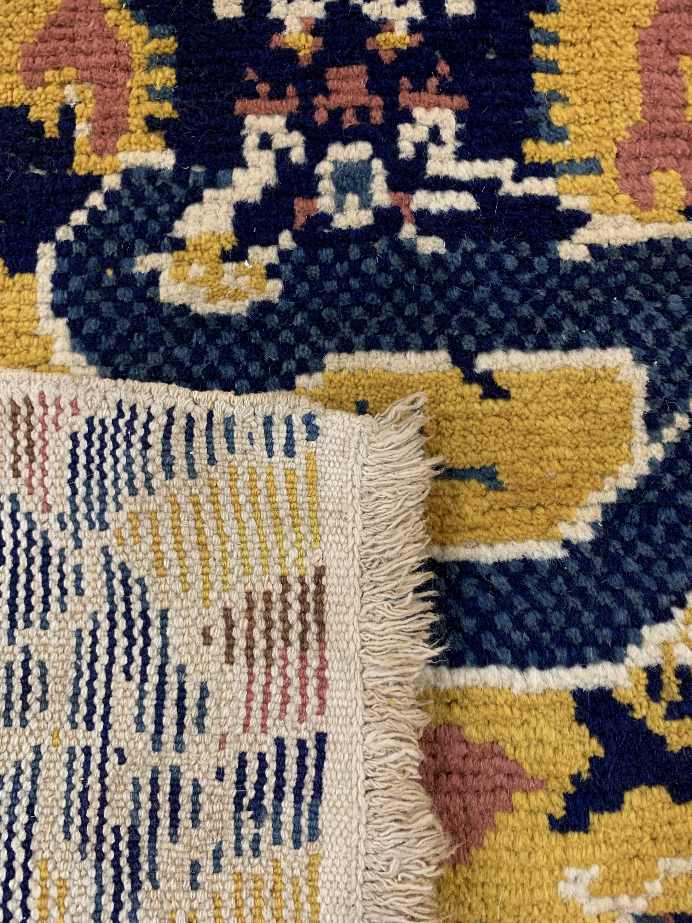 Detail d: "Thron-Sitzteppich"antik, China, um 1900, Wolle auf Baumwolle, ca. 175 x 90 cm, EHZ: 2