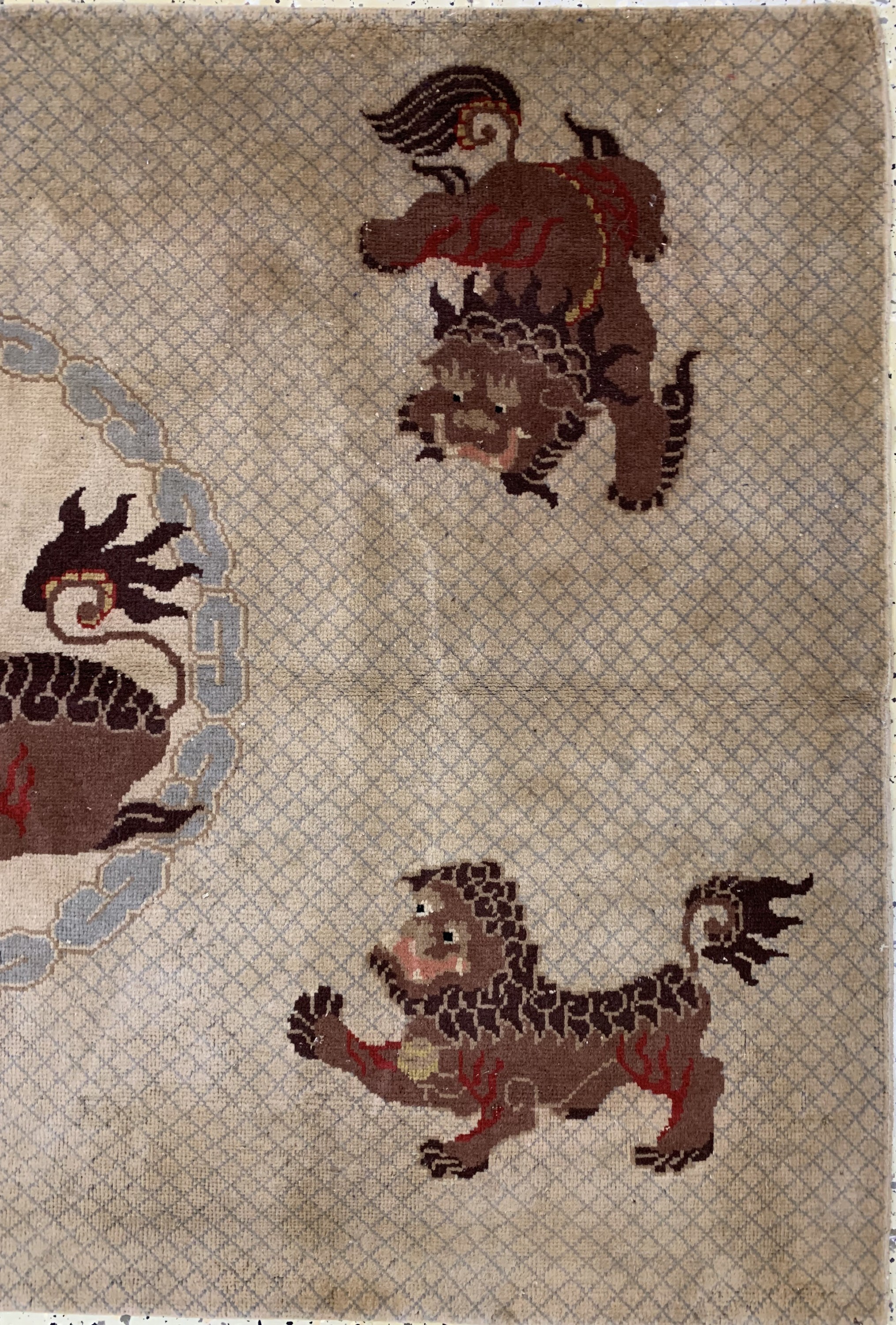 Detail a: Peking antik"Fo-Hund", China, um 1900, Wolle auf Baumwolle, ca. 185 x 120 cm, Mottenfraß, EHZ: 3(fleckig)