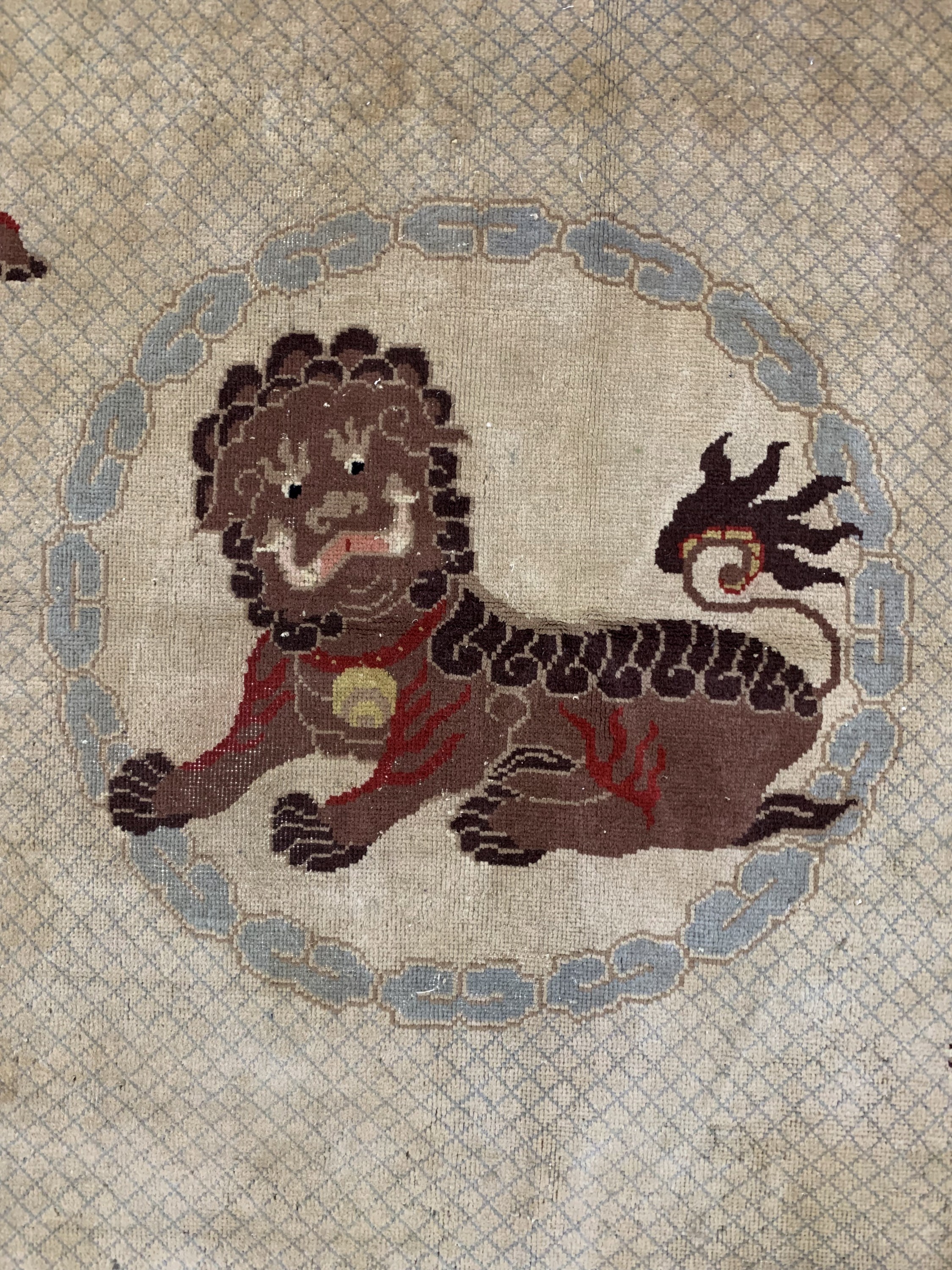 Detail b: Peking antik"Fo-Hund", China, um 1900, Wolle auf Baumwolle, ca. 185 x 120 cm, Mottenfraß, EHZ: 3(fleckig)