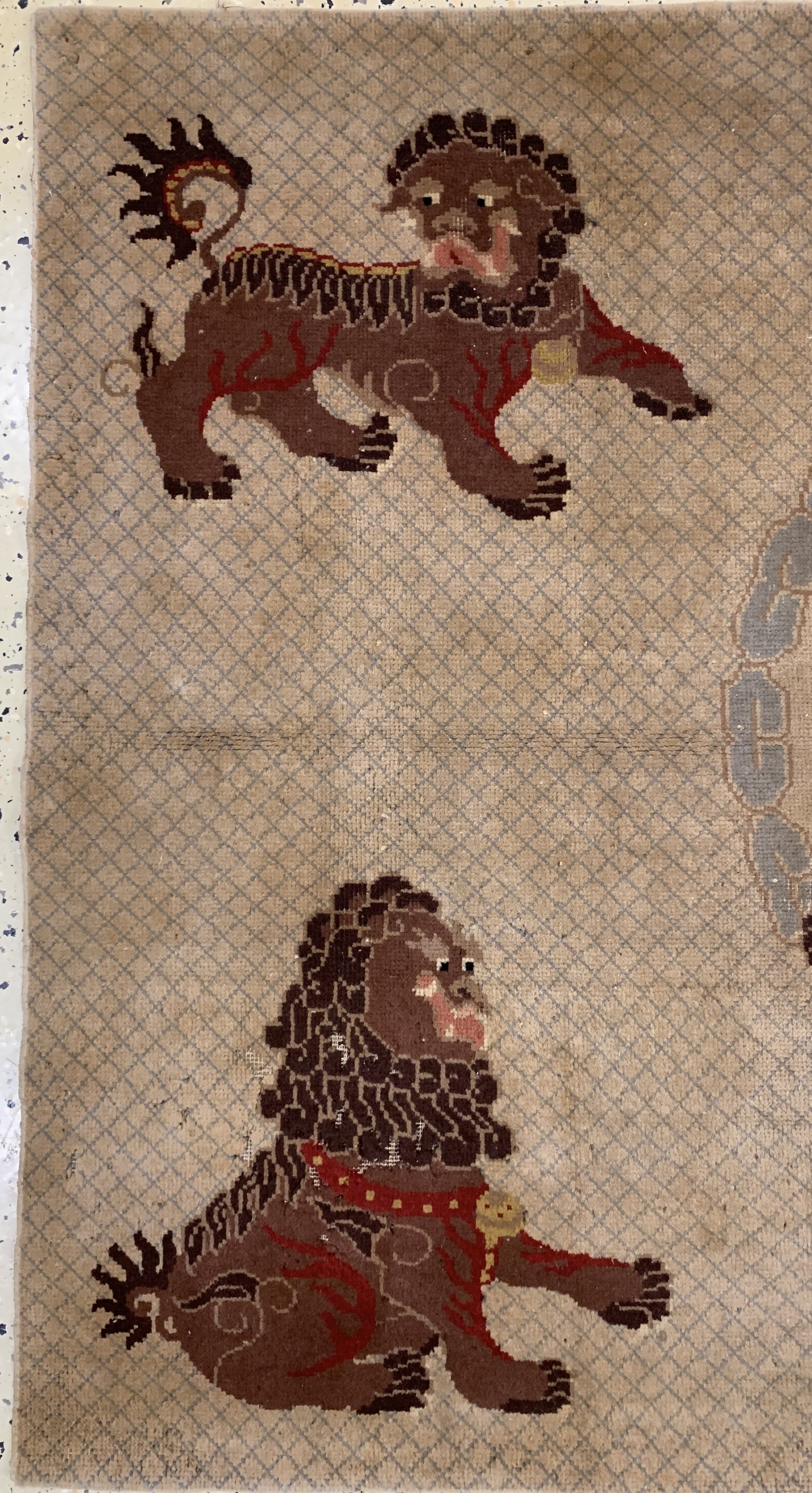 Detail c: Peking antik"Fo-Hund", China, um 1900, Wolle auf Baumwolle, ca. 185 x 120 cm, Mottenfraß, EHZ: 3(fleckig)
