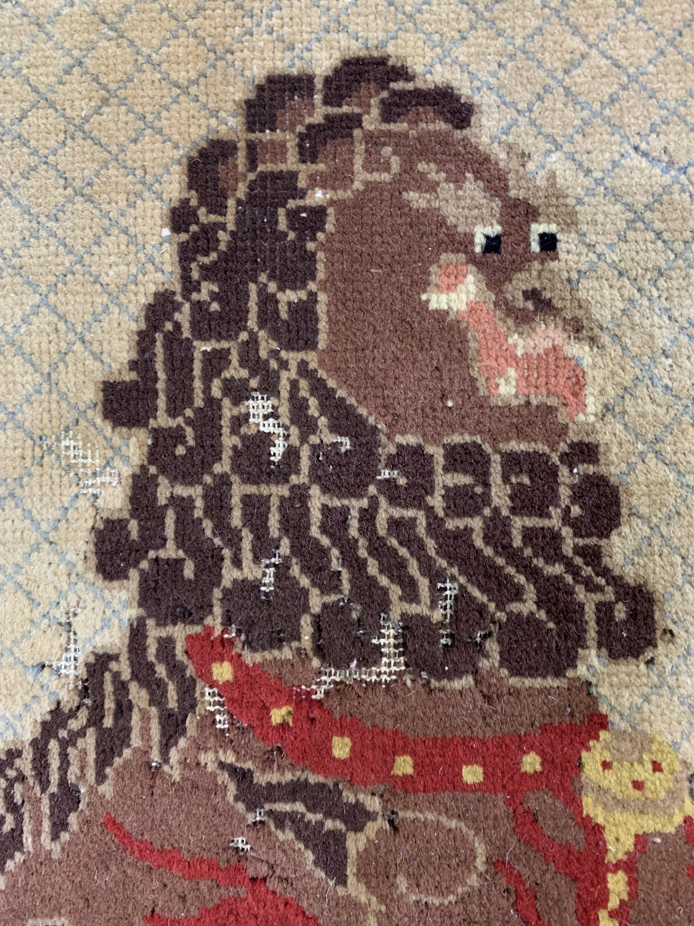 Detail d: Peking antik"Fo-Hund", China, um 1900, Wolle auf Baumwolle, ca. 185 x 120 cm, Mottenfraß, EHZ: 3(fleckig)