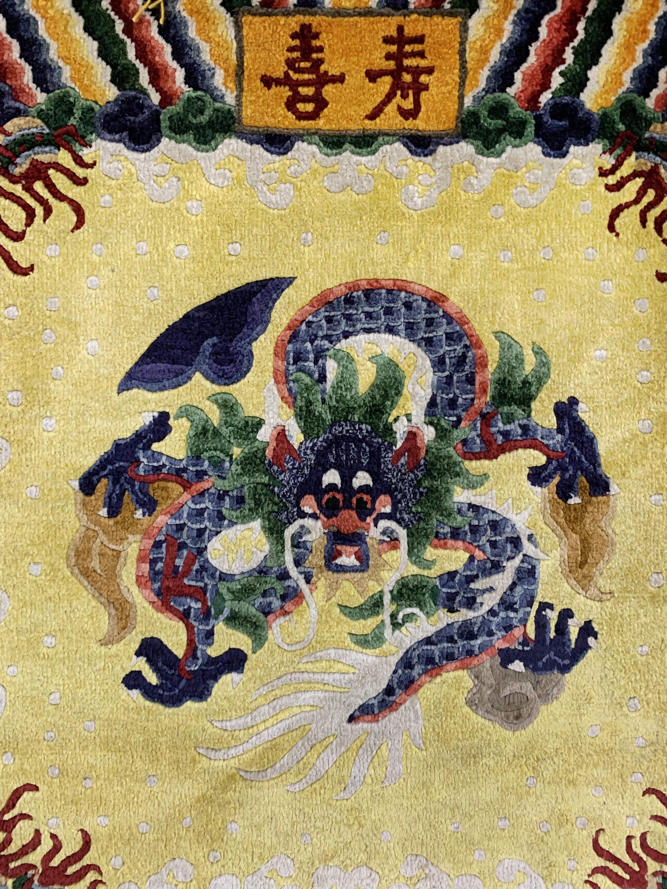 Detail a: "Drachen-Teppich"Seide, China, Mitte 20.Jhd, reine Naturseide, ca. 64 x 64 cm, EHZ:2
