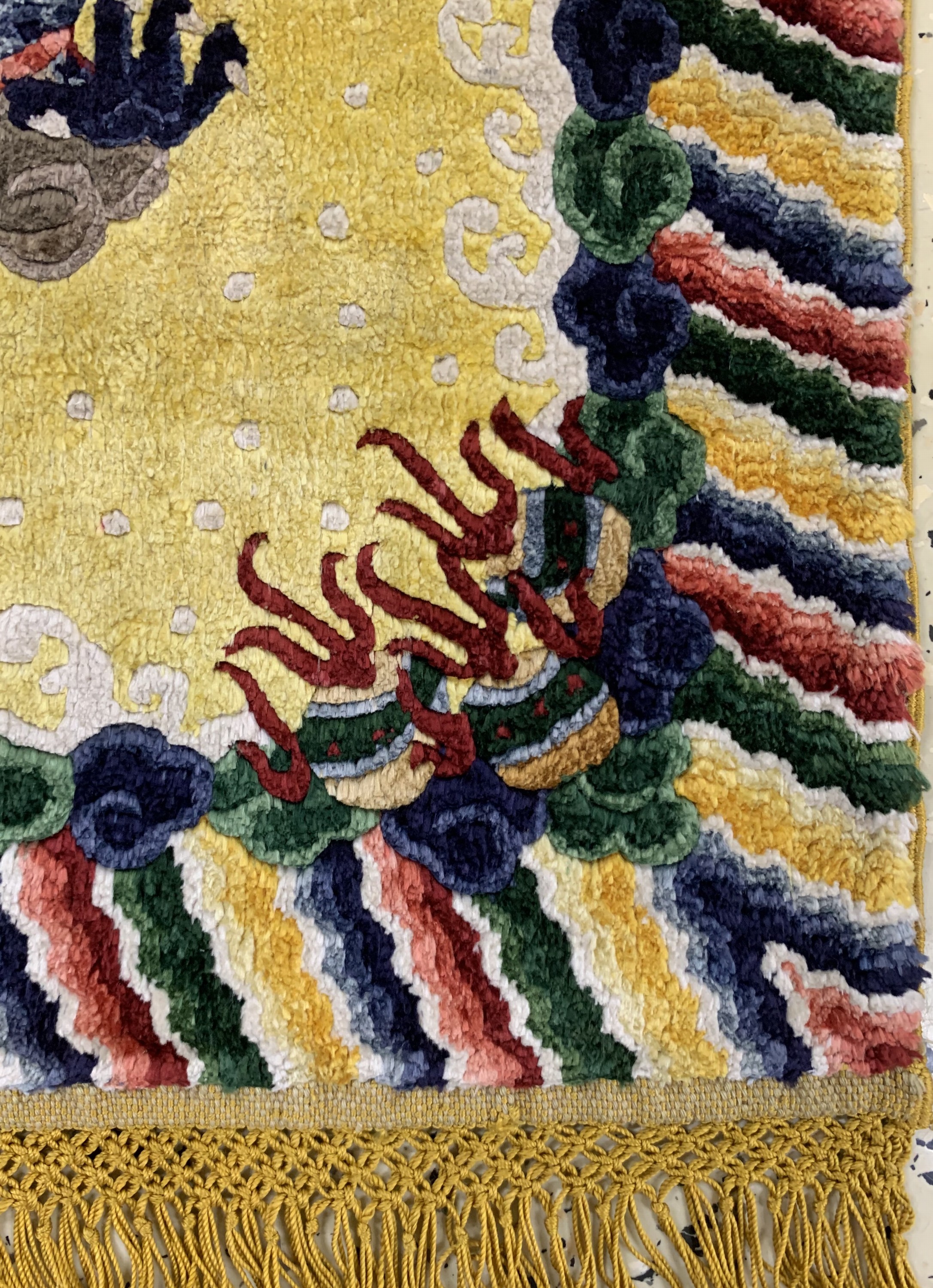 Detail b: "Drachen-Teppich"Seide, China, Mitte 20.Jhd, reine Naturseide, ca. 64 x 64 cm, EHZ:2