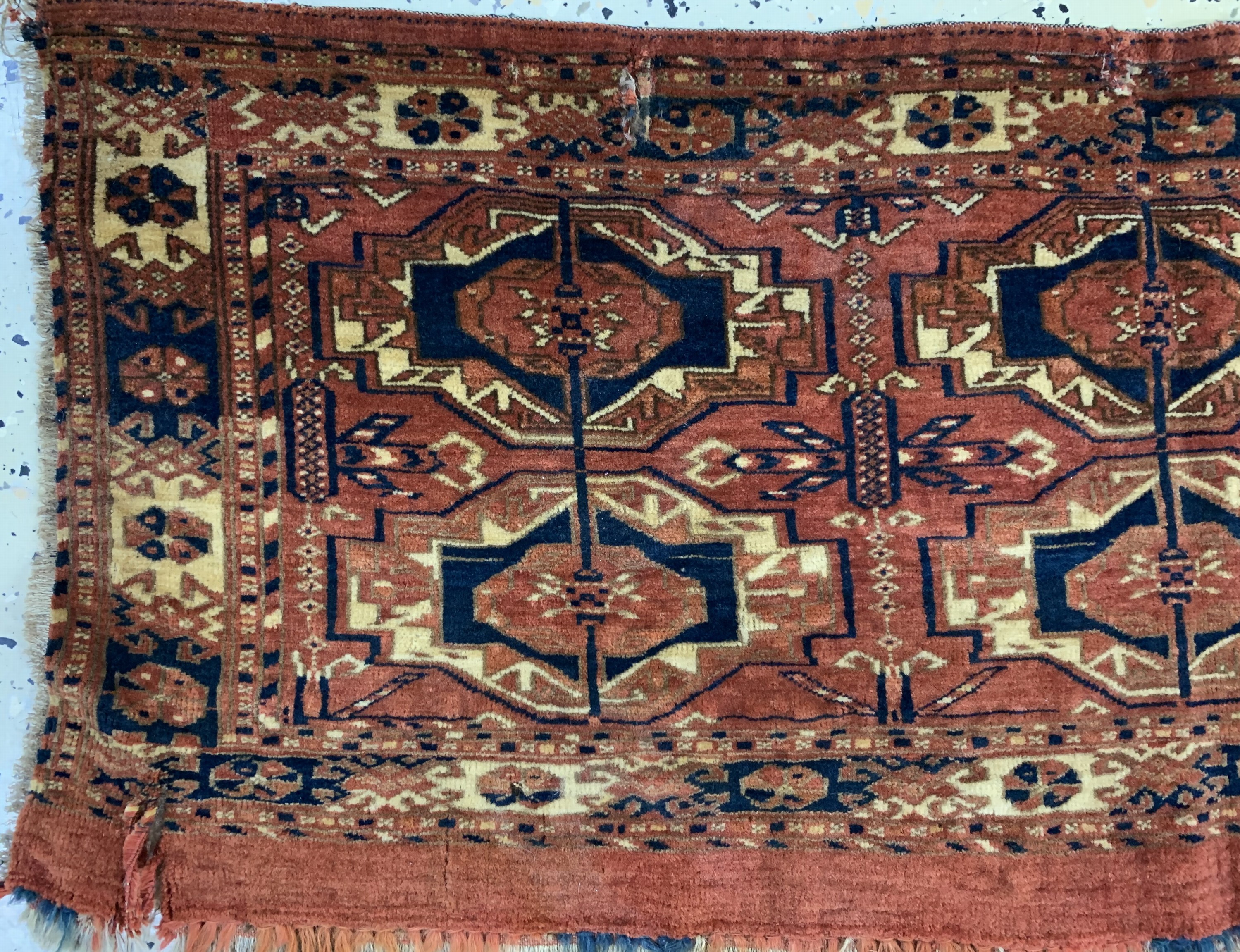 Detail b: Tekke Torba antik, Turkmenistan, 19.Jhd, Wolle auf Wolle, ca. 102 x 39 cm, EHZ: 4