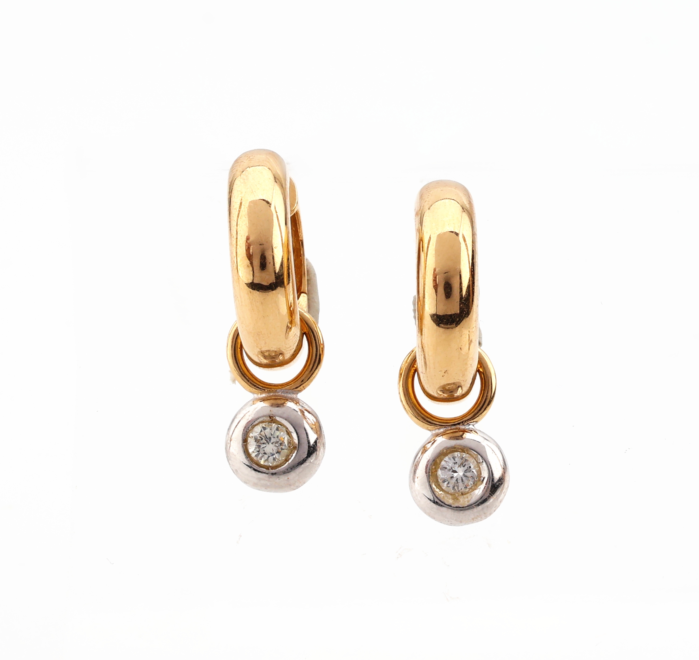 Paar 14 kt Gold Brillant-Ohrcreolen, GG/WG 585/000, 2 Brillanten in Einhängern zus. ca. 0.35 ct Weiß/p, Creolen auch einzeln tragbar, ca. 9.2 g, ...