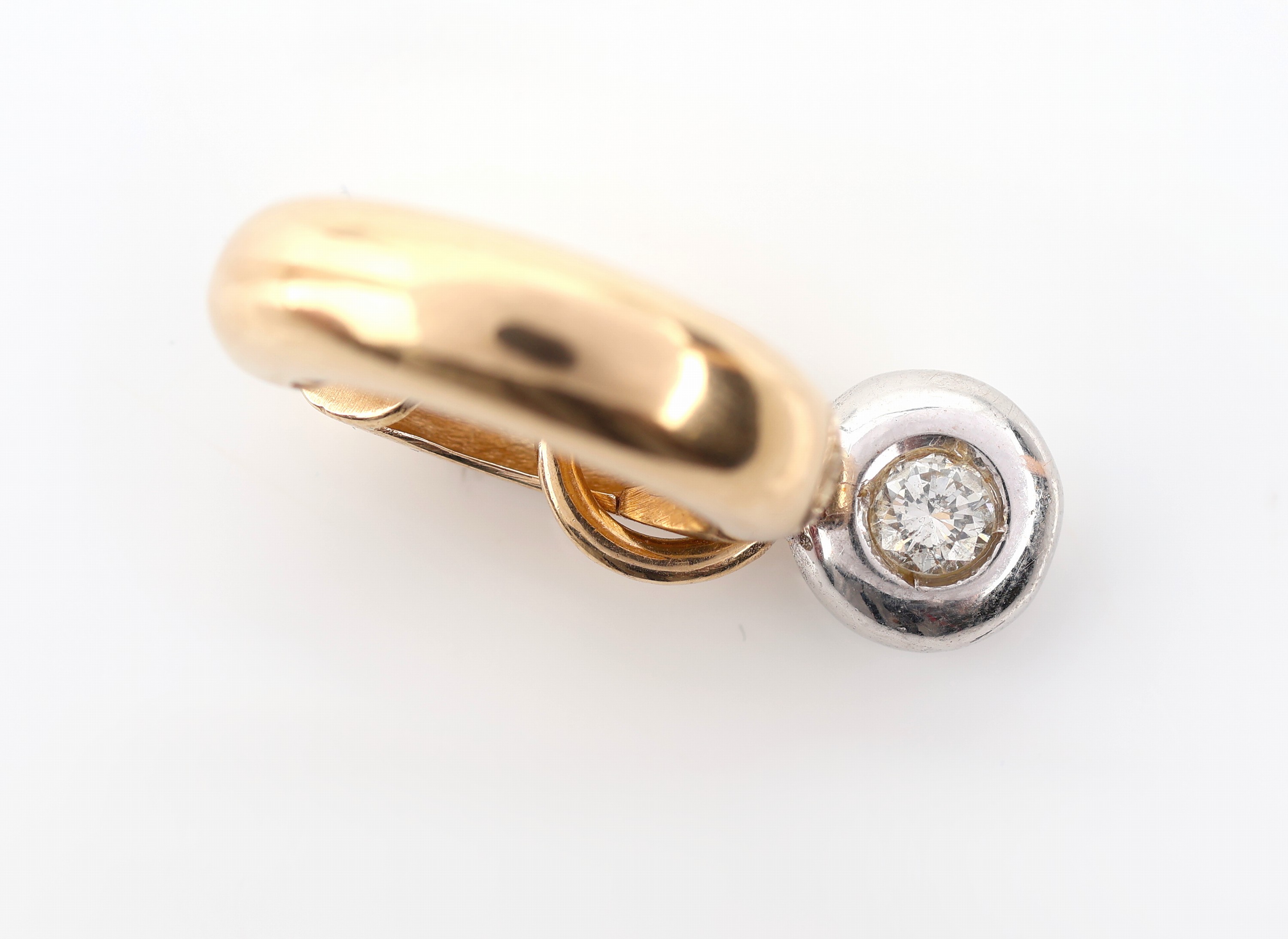 Detail b: Paar 14 kt Gold Brillant-Ohrcreolen, GG/WG 585/000, 2 Brillanten in Einhängern zus. ca. 0.35 ct Weiß/p, Creolen auch einzeln tragbar, ca. 9.2 g, ...
