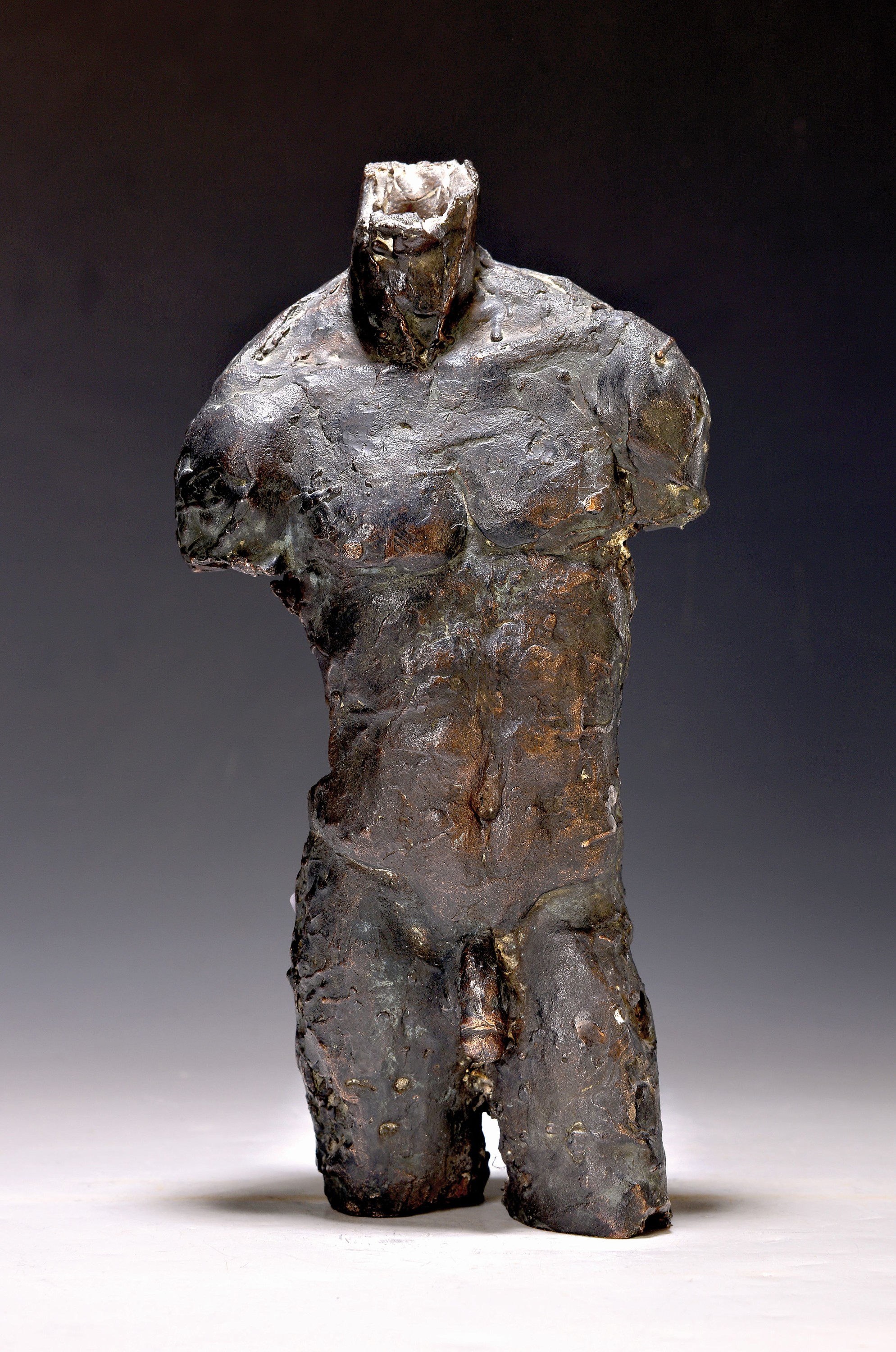 Detail k: Holz, Bildhauer der Nachkriegszeit, datiert 1979, Bronze, patiniert, aufrechter männlicher Torso, non finite Oberflächenstruktur, am Bein signiert ...
