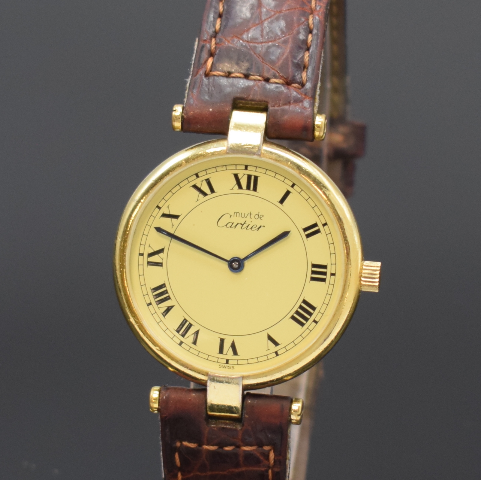 Detail a: CARTIER Damenarmbanduhr Vermeil Referenz 590003, Schweiz um 1995, quarz, verg. Silbergehäuse inkl. orig. Lederband m. verg. orig. Dornschl., gebl. ...
