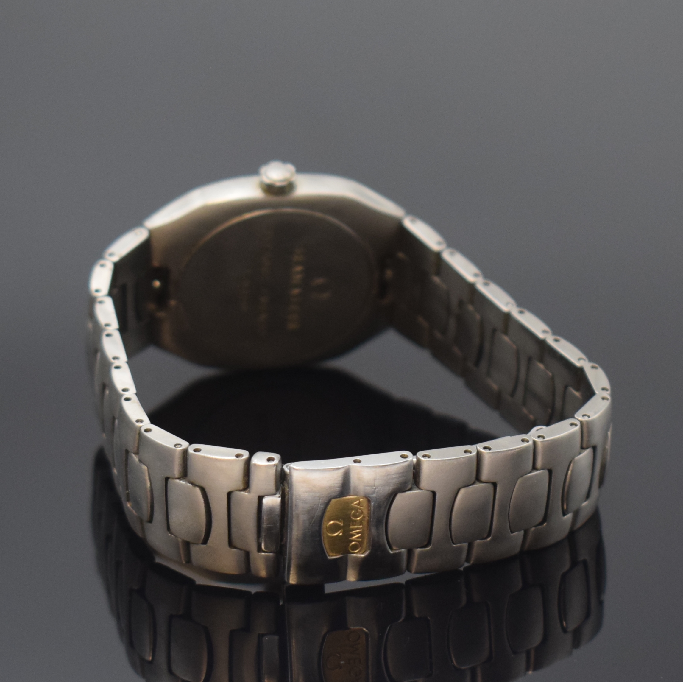 Detail b: OMEGA Seamaster Polaris Armbanduhr in Titan mit Palladium Intarsie Referenz 196.0291/396.0981, Schweiz um 1985, quarz, Boden gedr., orig. Gliederband ...