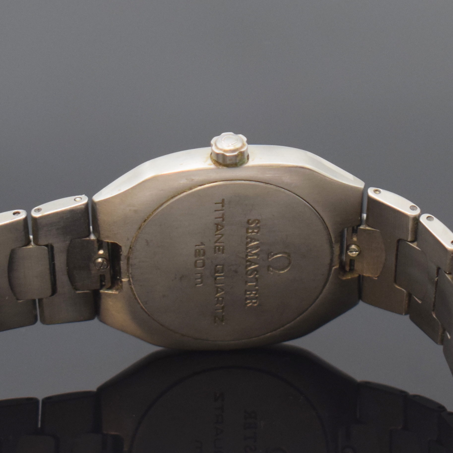 Detail d: OMEGA Seamaster Polaris Armbanduhr in Titan mit Palladium Intarsie Referenz 196.0291/396.0981, Schweiz um 1985, quarz, Boden gedr., orig. Gliederband ...