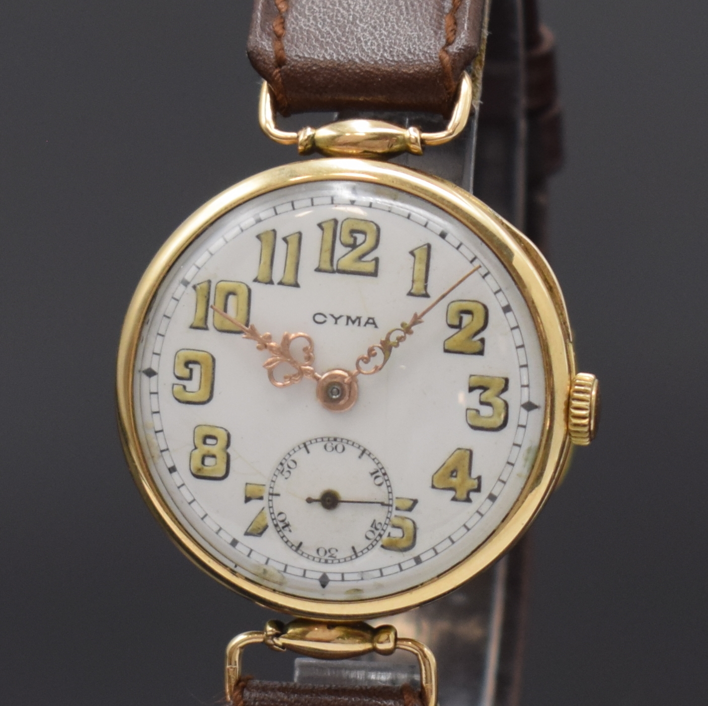 Detail a: CYMA Armbanduhr in GG 585/000, Handaufzug, Schweiz 1920er Jahre, Geh. m. Scharnierboden altersbed. dell., bewegl. Bandanst., Emailzifferbl. m. arab. ...