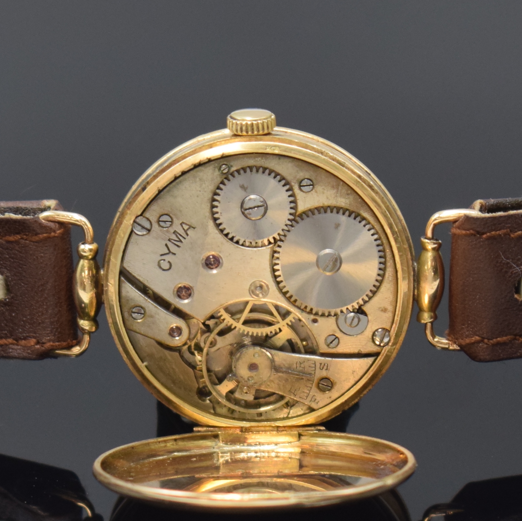 Detail e: CYMA Armbanduhr in GG 585/000, Handaufzug, Schweiz 1920er Jahre, Geh. m. Scharnierboden altersbed. dell., bewegl. Bandanst., Emailzifferbl. m. arab. ...