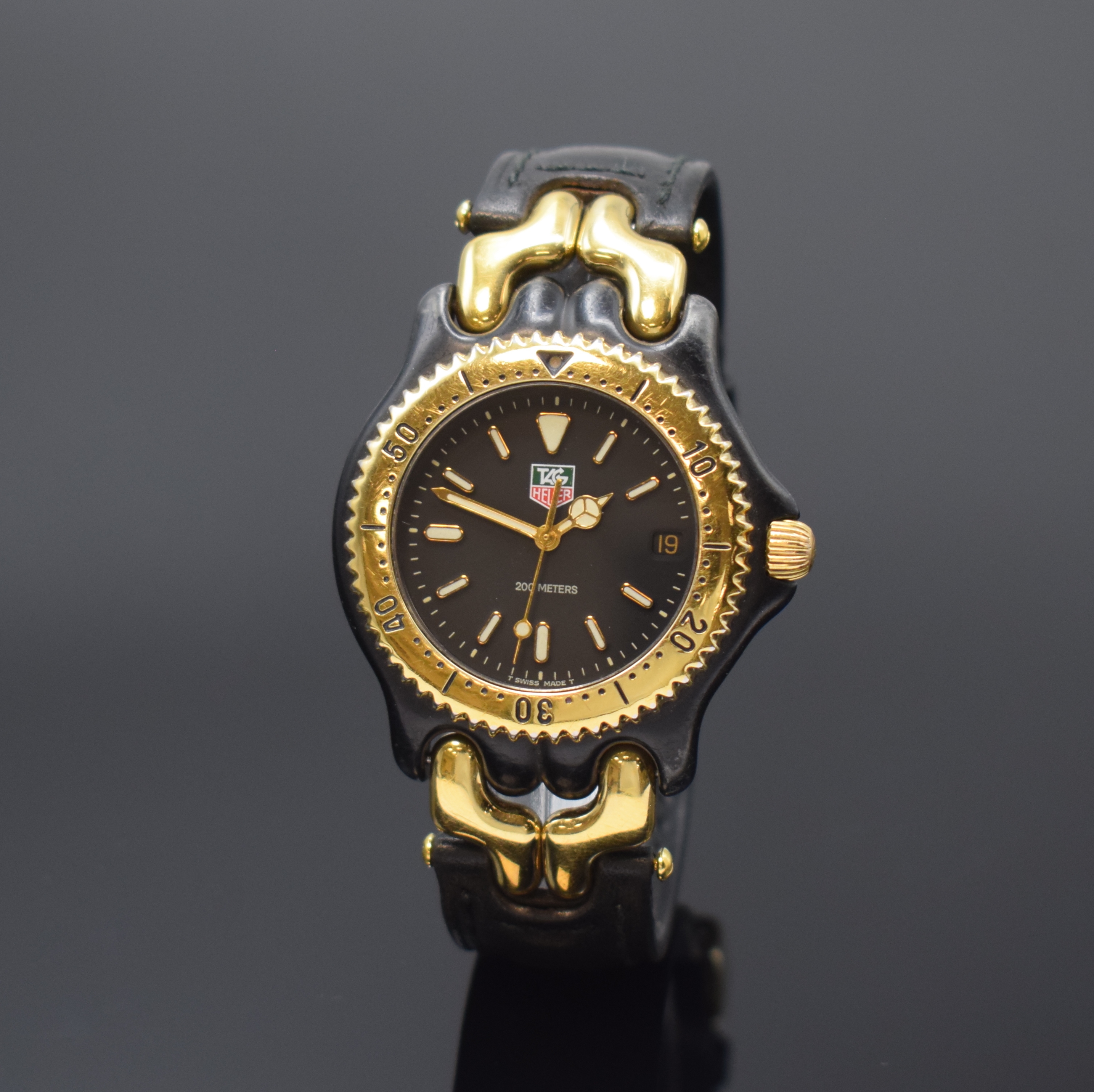 TAG HEUER Armbanduhr Referenz S93.306, Schweiz um 1990, PVD-beschichtetes Edelstahlgeh. z. T. vergoldet, Boden und Krone verschr., Lün. m. 60er ...