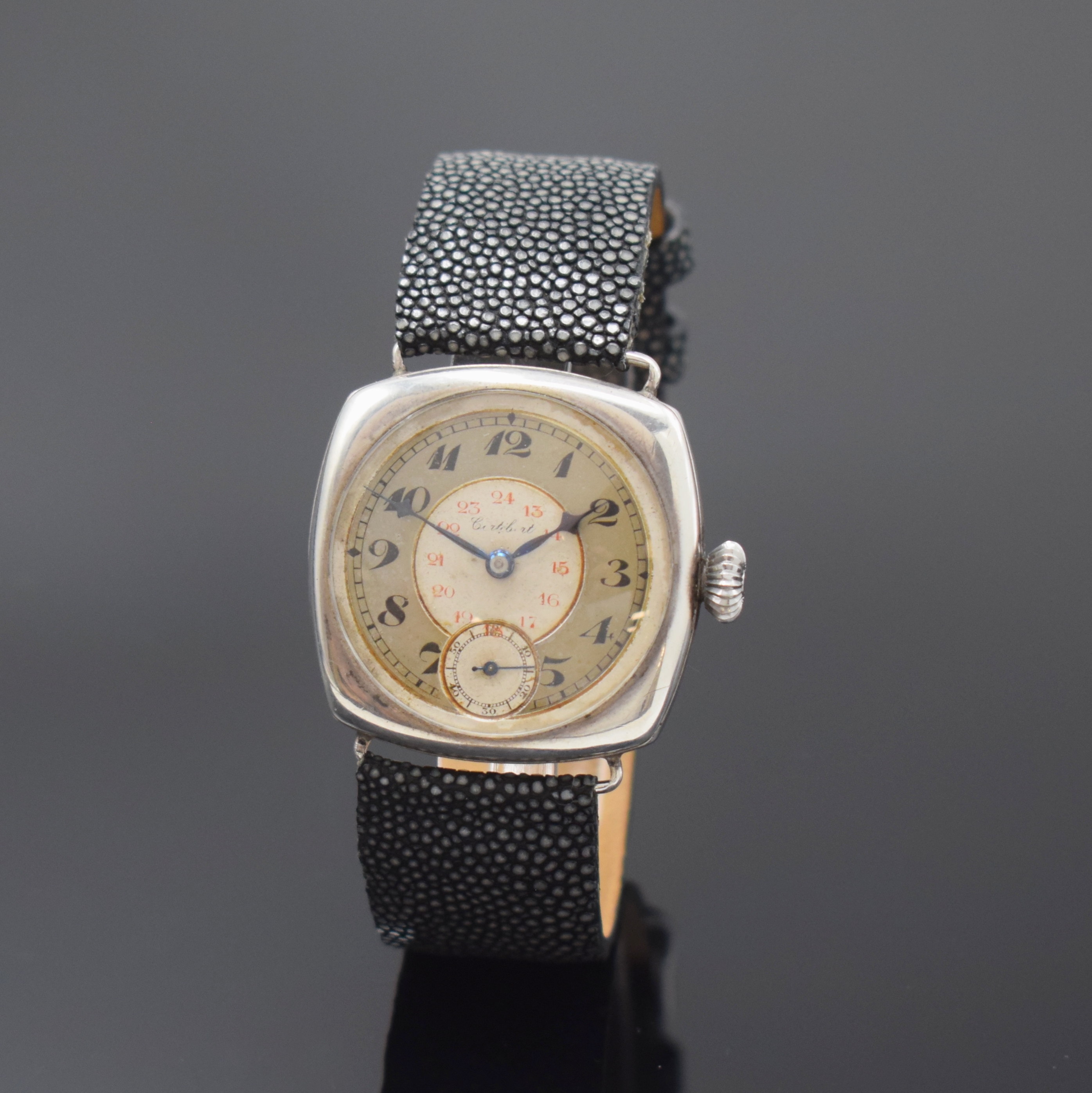 CORTEBERT Armbanduhr in 935er Silber, Handaufzug, Schweiz um 1930, 3-teil., kissenförm. Geh., Boden und Glasrand aufgedr., orig. Duoton-Zifferbl. m. ...