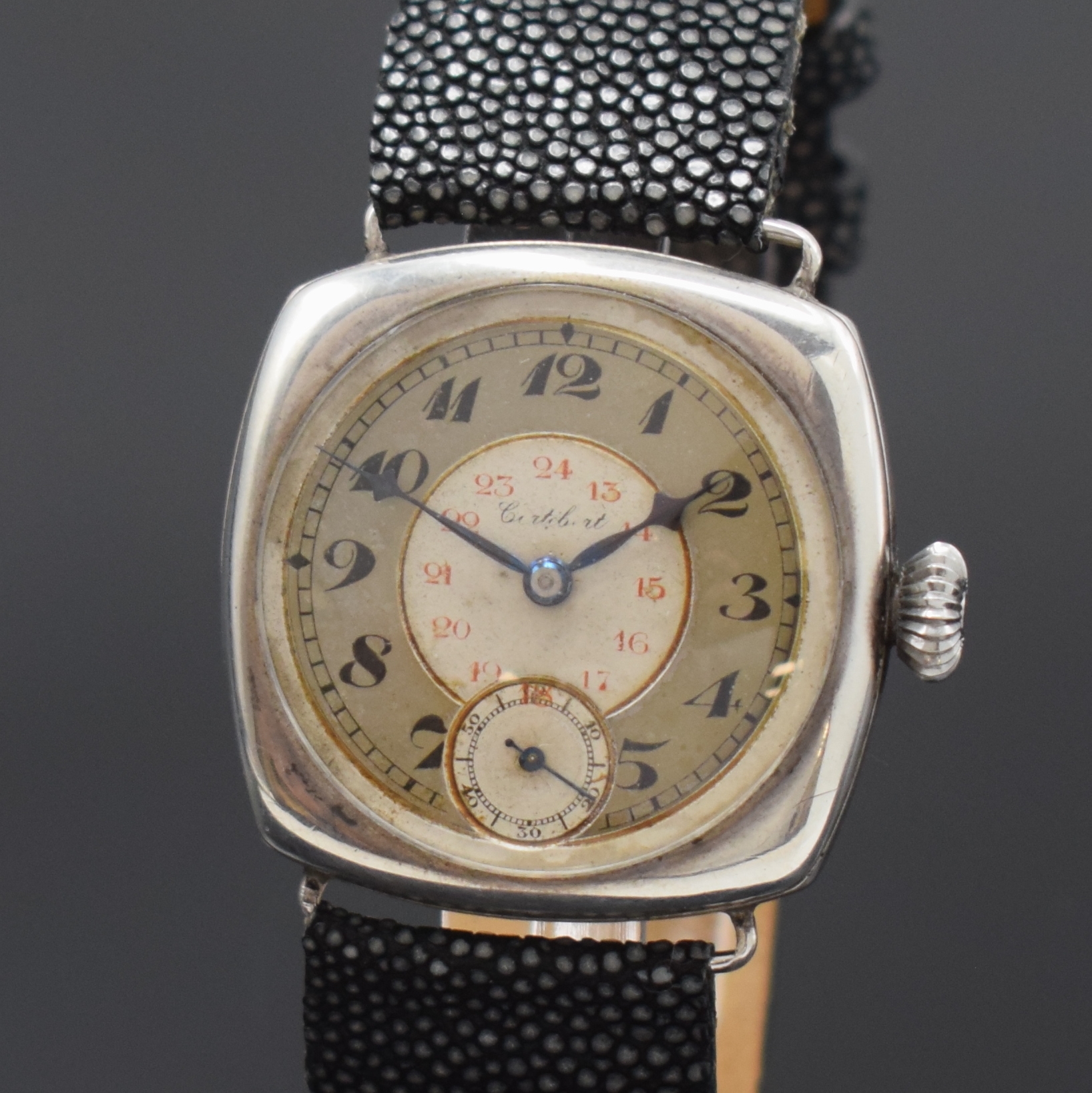 Detail a: CORTEBERT Armbanduhr in 935er Silber, Handaufzug, Schweiz um 1930, 3-teil., kissenförm. Geh., Boden und Glasrand aufgedr., orig. Duoton-Zifferbl. m. ...