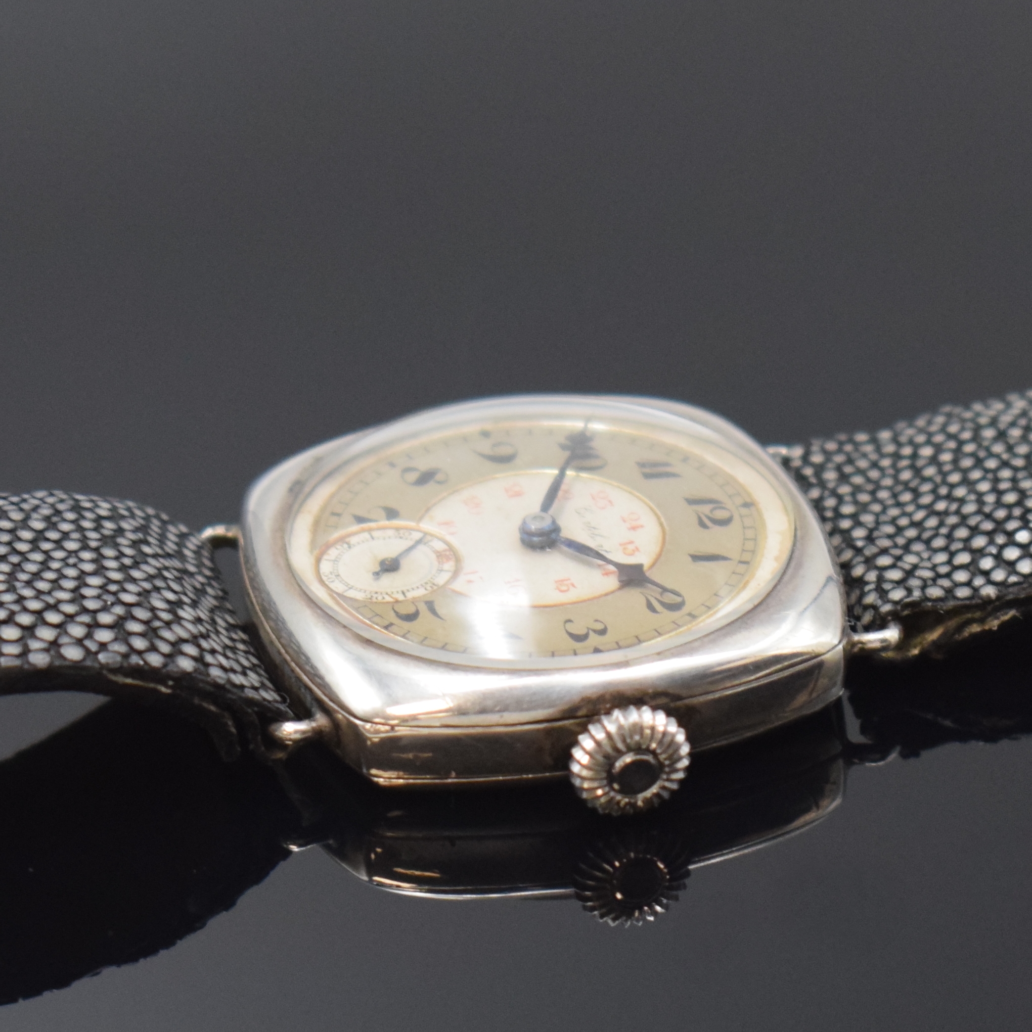 Detail b: CORTEBERT Armbanduhr in 935er Silber, Handaufzug, Schweiz um 1930, 3-teil., kissenförm. Geh., Boden und Glasrand aufgedr., orig. Duoton-Zifferbl. m. ...