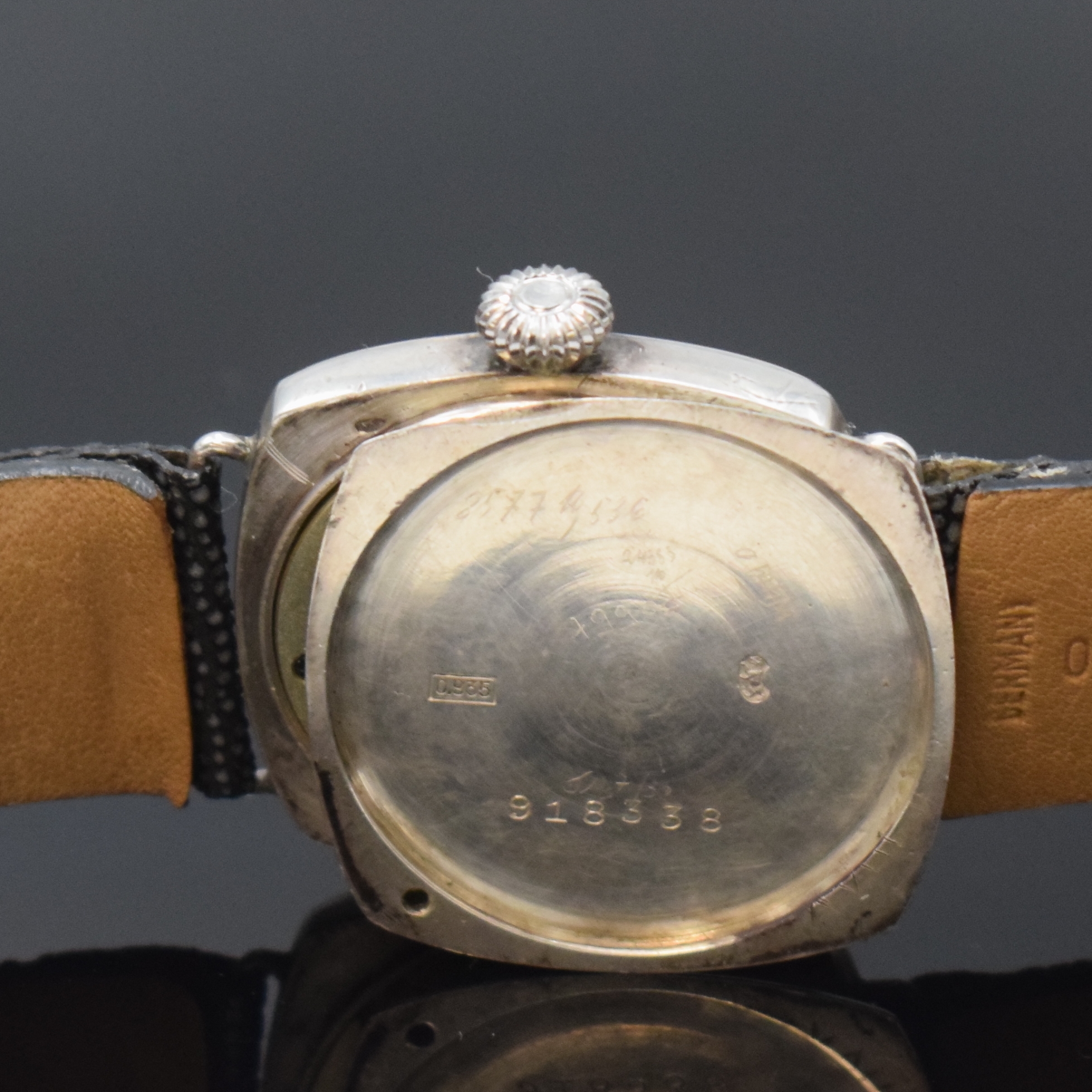 Detail e: CORTEBERT Armbanduhr in 935er Silber, Handaufzug, Schweiz um 1930, 3-teil., kissenförm. Geh., Boden und Glasrand aufgedr., orig. Duoton-Zifferbl. m. ...