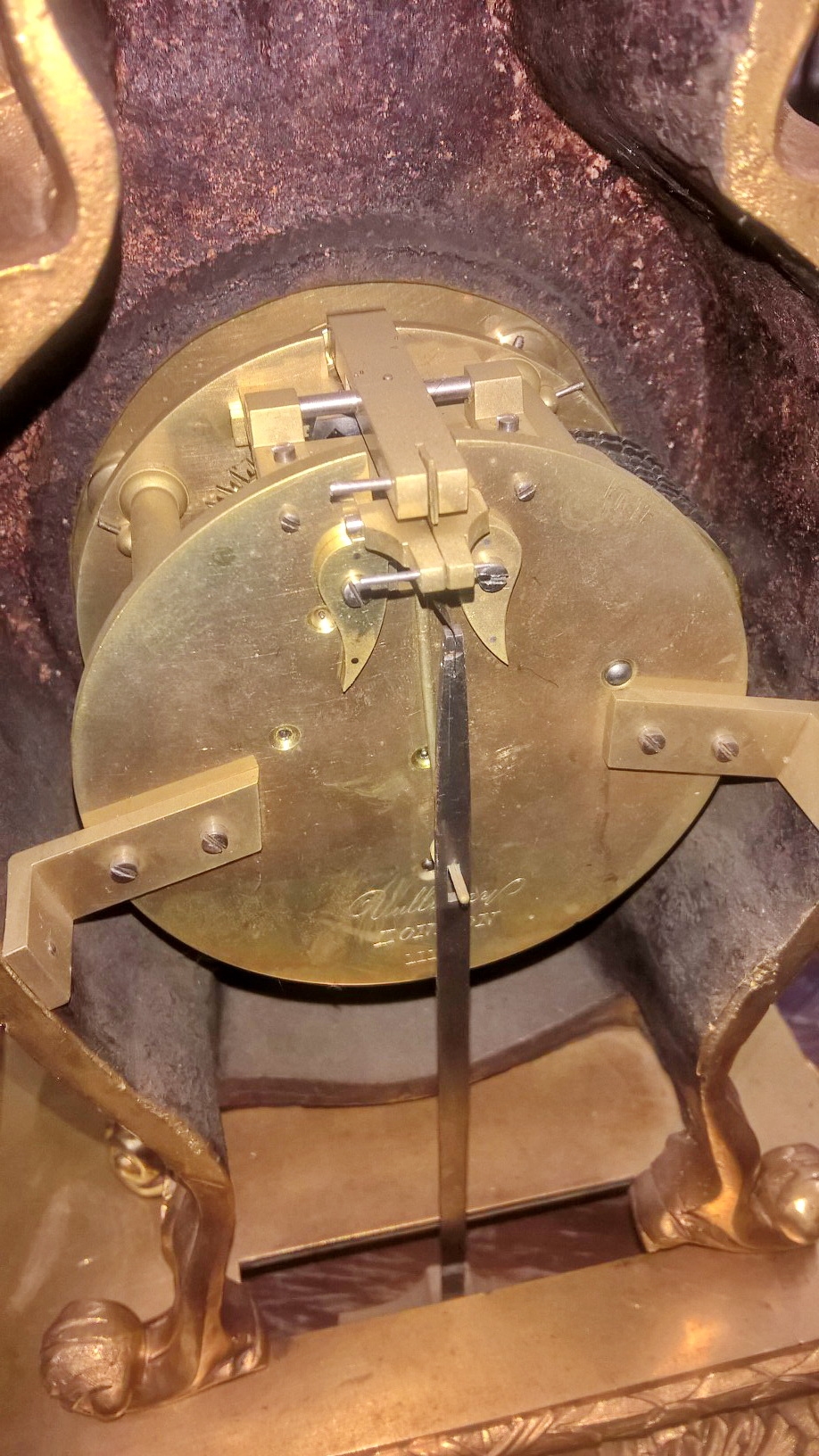Detail a: Tischuhr, Vulliamy London, England, Mitte 19.Jh., Nr. 1114, Bronzegehäuse feuervergoldet, ziseliert, reicher Dekor mit Voluten, Muschelwerk und ...