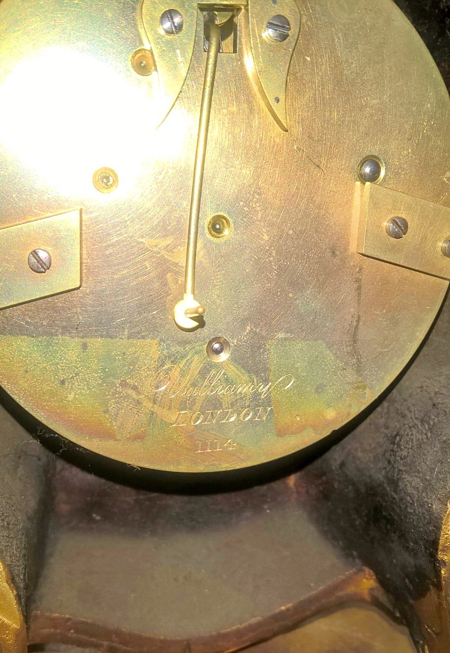 Detail c: Tischuhr, Vulliamy London, England, Mitte 19.Jh., Nr. 1114, Bronzegehäuse feuervergoldet, ziseliert, reicher Dekor mit Voluten, Muschelwerk und ...