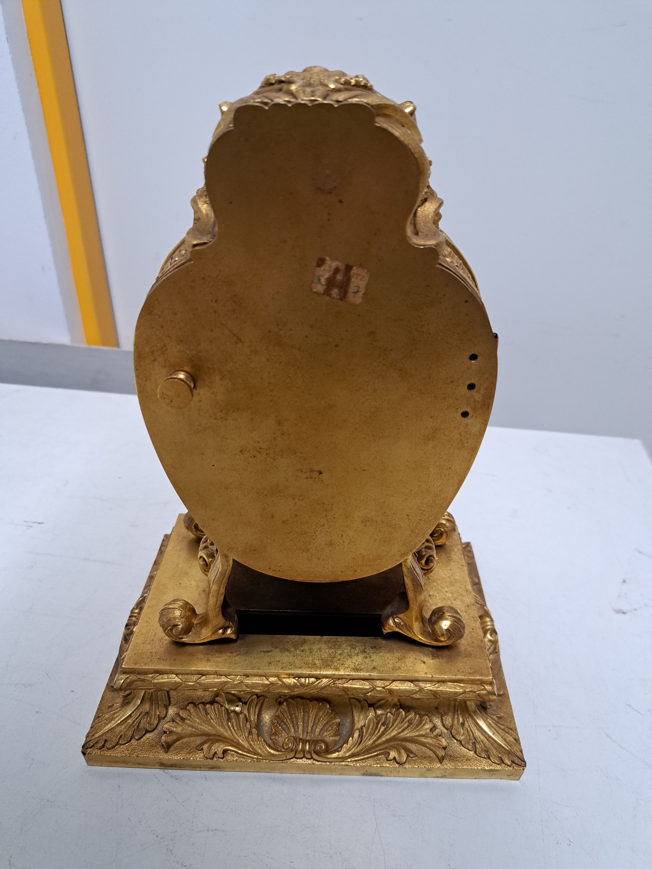 Detail d: Tischuhr, Vulliamy London, England, Mitte 19.Jh., Nr. 1114, Bronzegehäuse feuervergoldet, ziseliert, reicher Dekor mit Voluten, Muschelwerk und ...