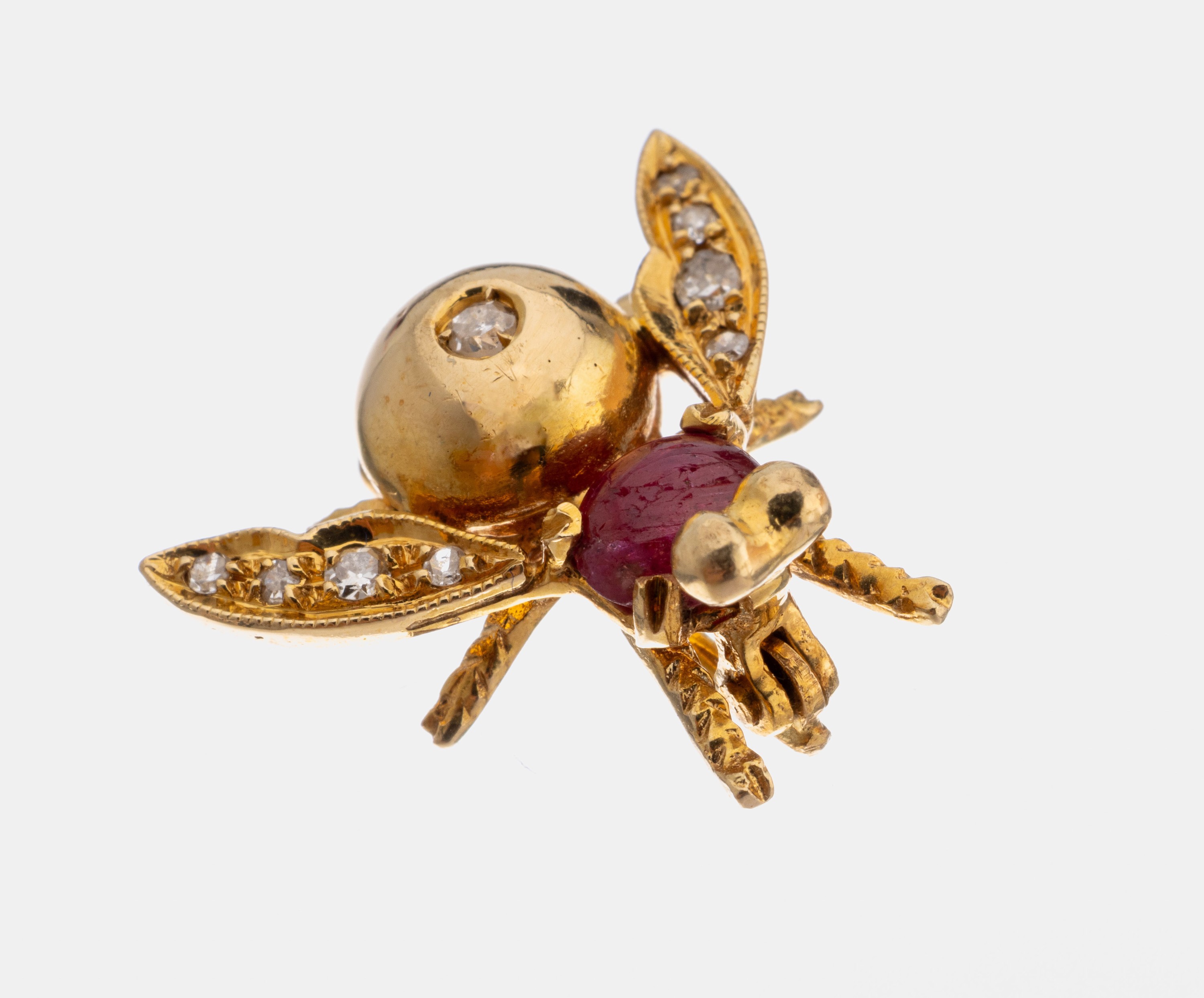 18 kt Gold Rubin-Diamant-Brosche, "Fliege", GG 750/000, kl. runder Rubincabochon, Flügel bes. mit kl. Diamanten, ca. 3 g, L. ca. 2 cm