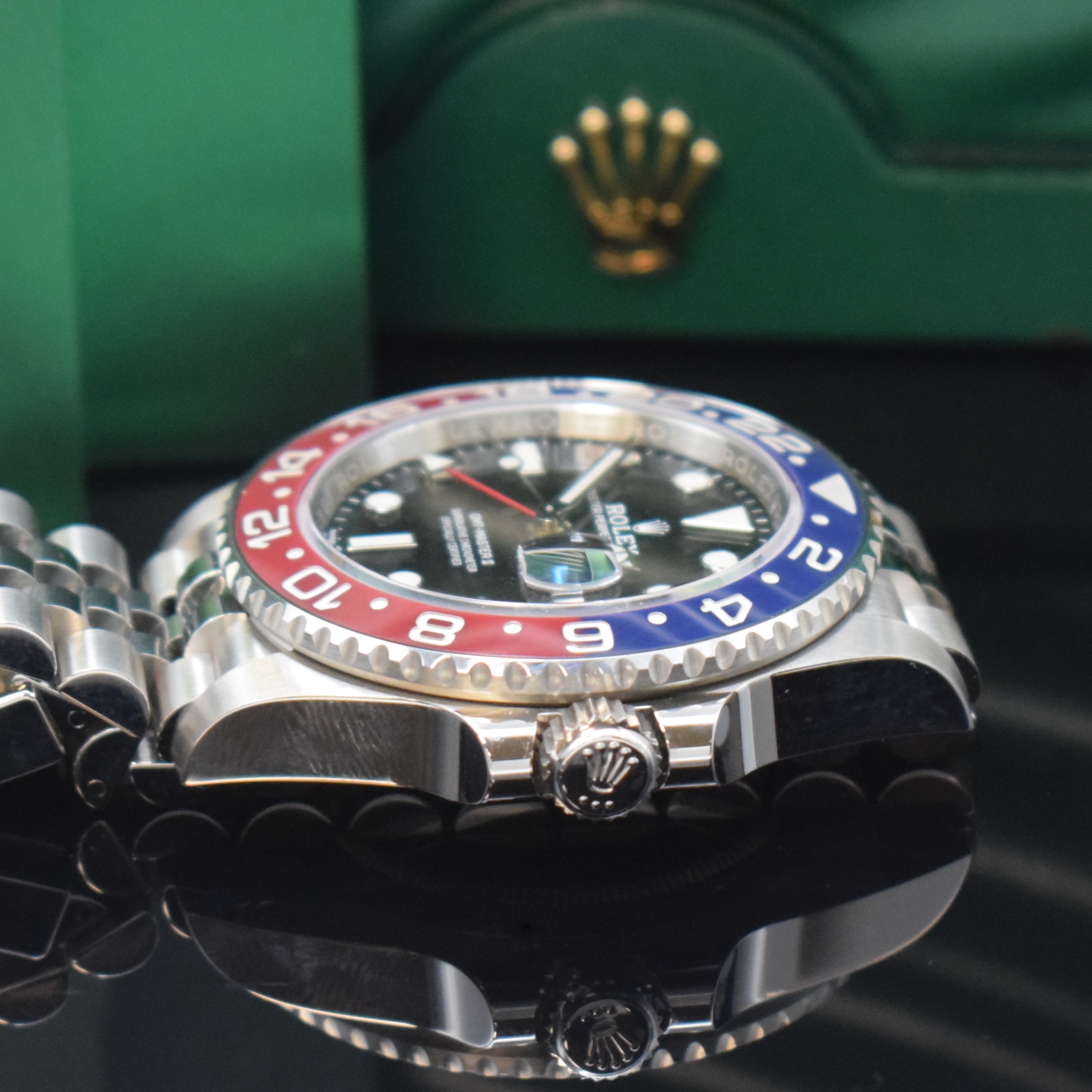 Detail c: ROLEX nahezu neuwertige Herrenarmbanduhr Oyster Perpetual Date GMT-Master II Referenz 126710BLRO, Schweiz verk. lt. beil. Pap. 05/2020, Automatik, LC ...