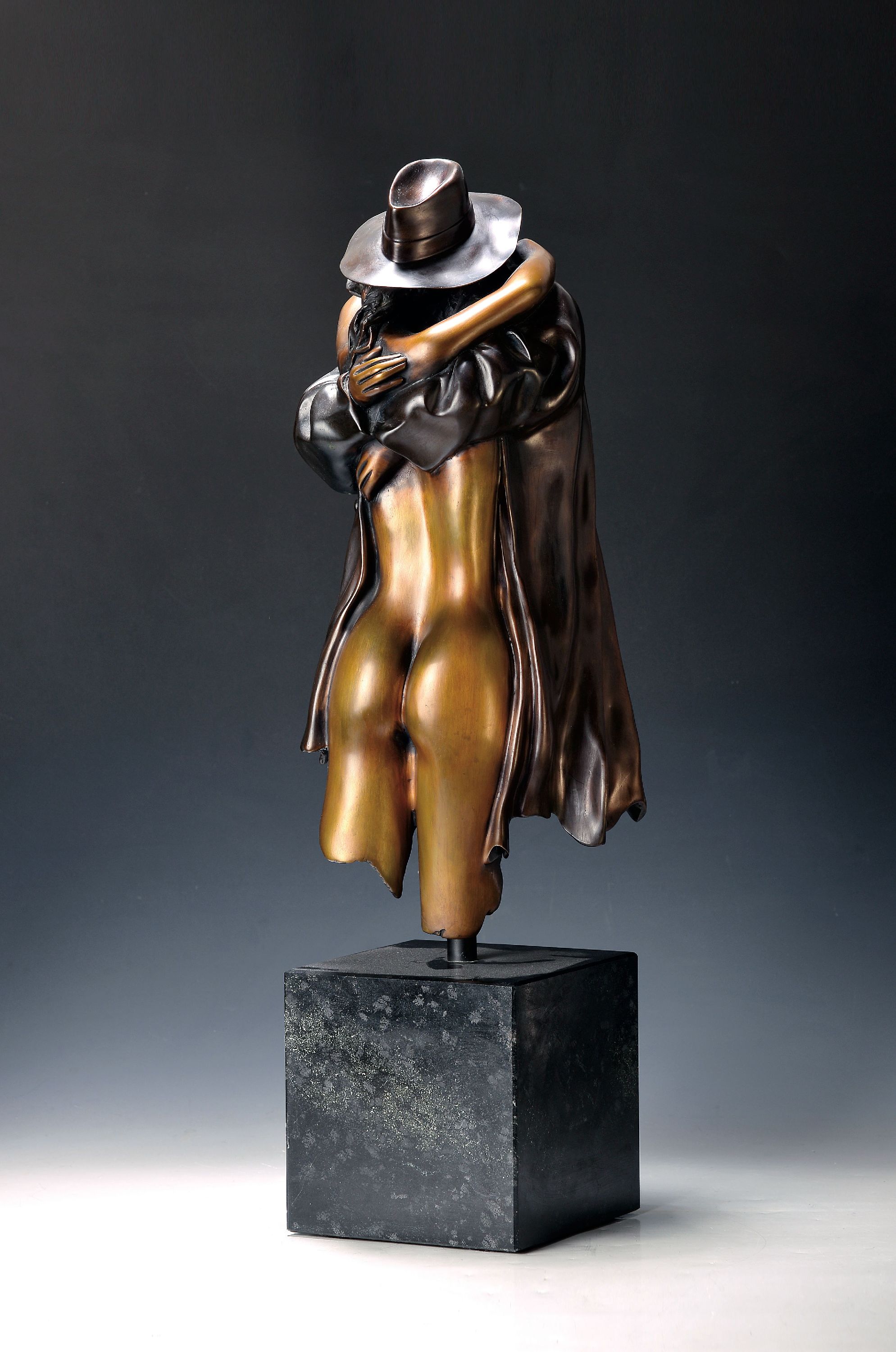 Bruno Bruni, geb. 1935, große Bronzeskulptur "Il Ritorno", vollplastische Skulptur, teilweise patiniert, sich umarmendes Paar, am Mantel ...