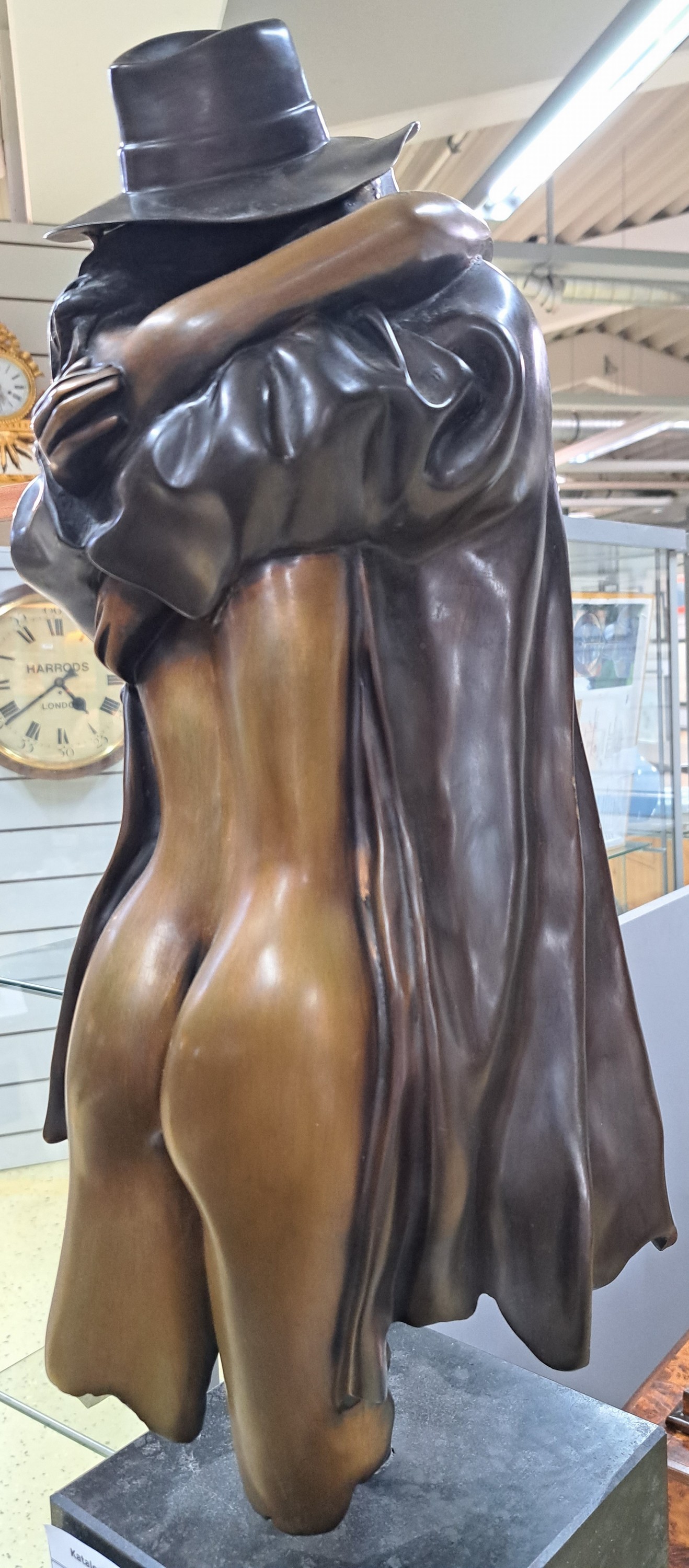 Detail b: Bruno Bruni, geb. 1935, große Bronzeskulptur "Il Ritorno", vollplastische Skulptur, teilweise patiniert, sich umarmendes Paar, am Mantel ...
