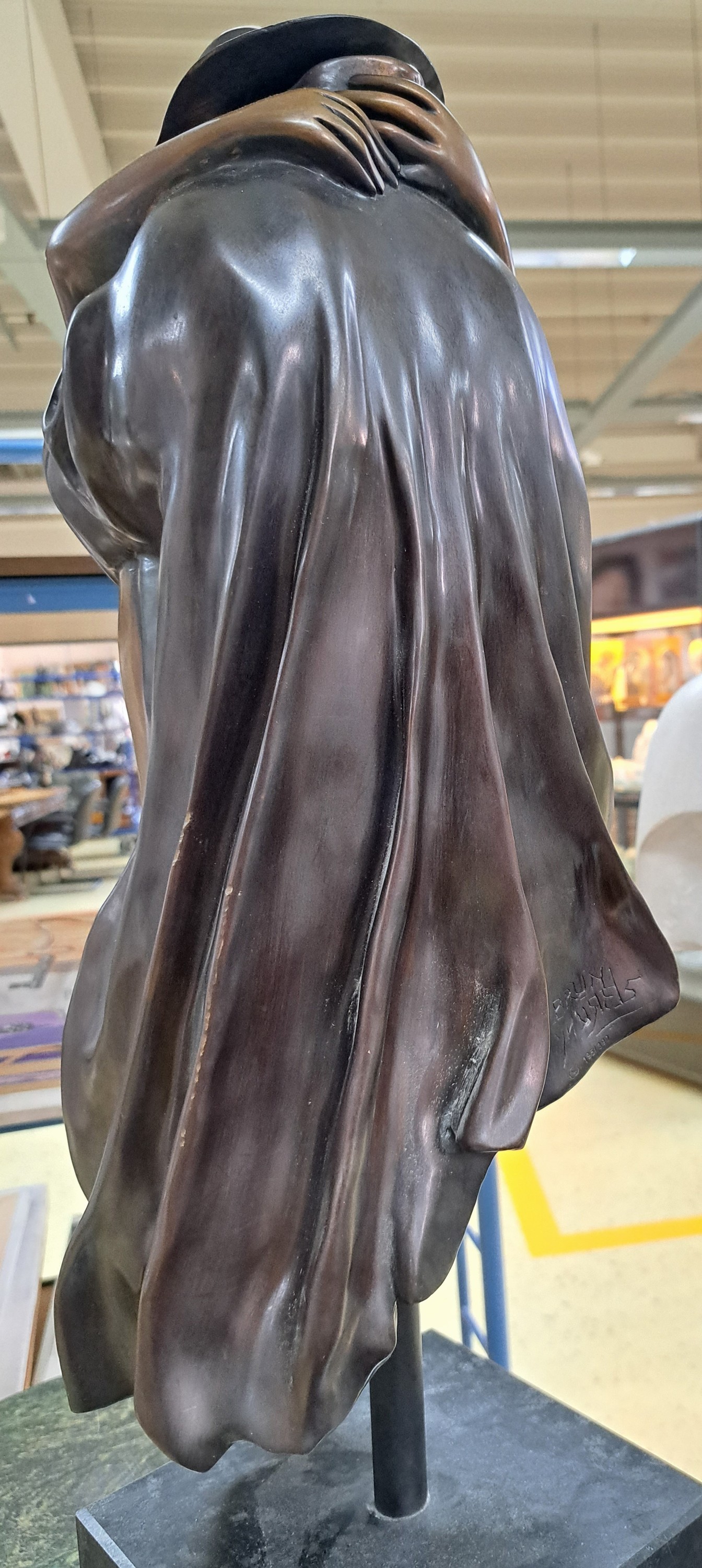 Detail c: Bruno Bruni, geb. 1935, große Bronzeskulptur "Il Ritorno", vollplastische Skulptur, teilweise patiniert, sich umarmendes Paar, am Mantel ...