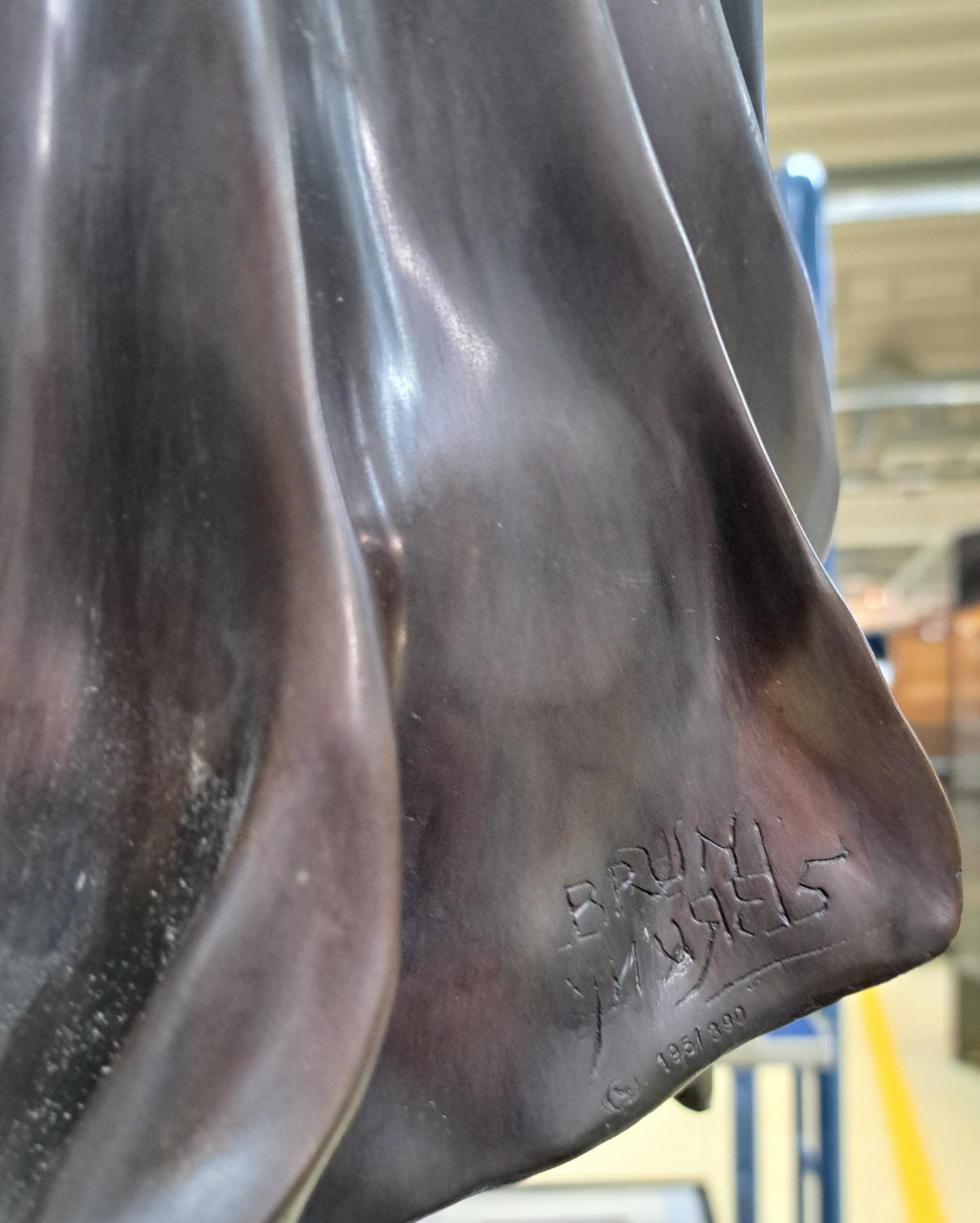 Detail d: Bruno Bruni, geb. 1935, große Bronzeskulptur "Il Ritorno", vollplastische Skulptur, teilweise patiniert, sich umarmendes Paar, am Mantel ...