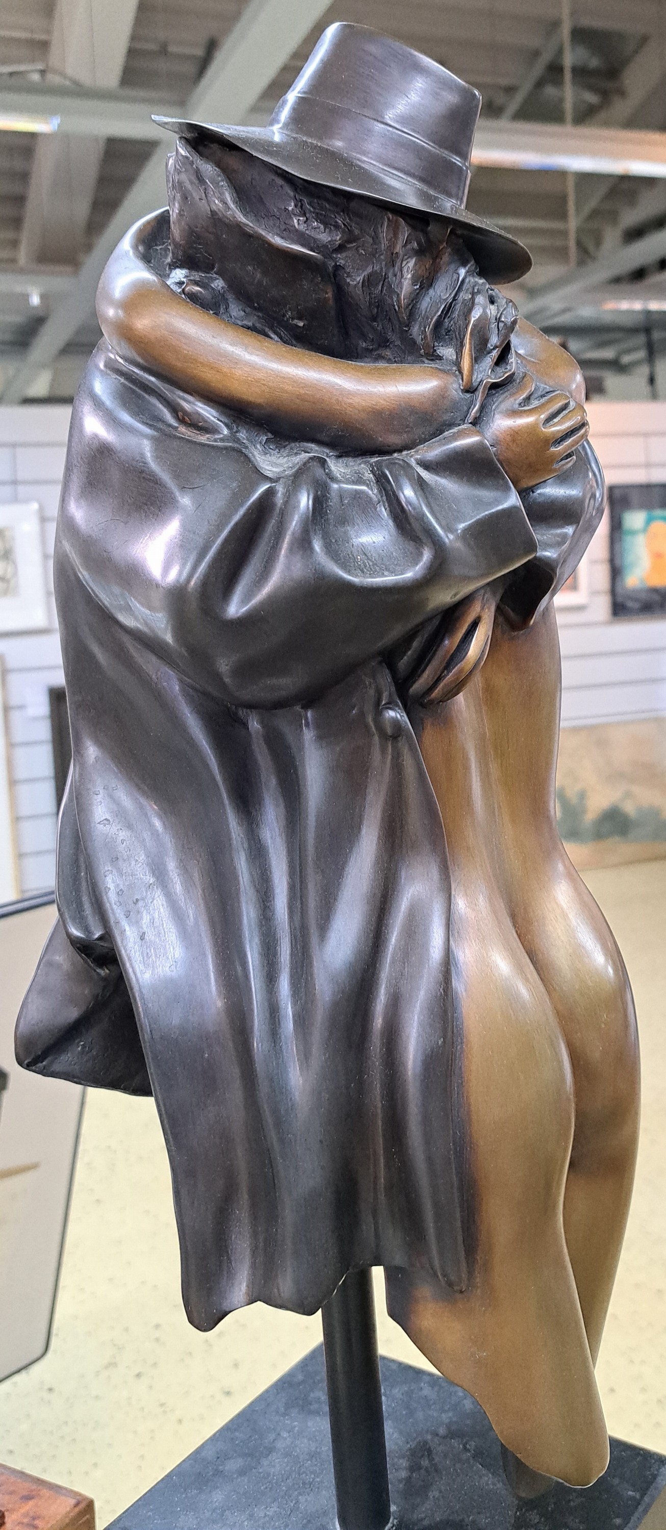 Detail e: Bruno Bruni, geb. 1935, große Bronzeskulptur "Il Ritorno", vollplastische Skulptur, teilweise patiniert, sich umarmendes Paar, am Mantel ...