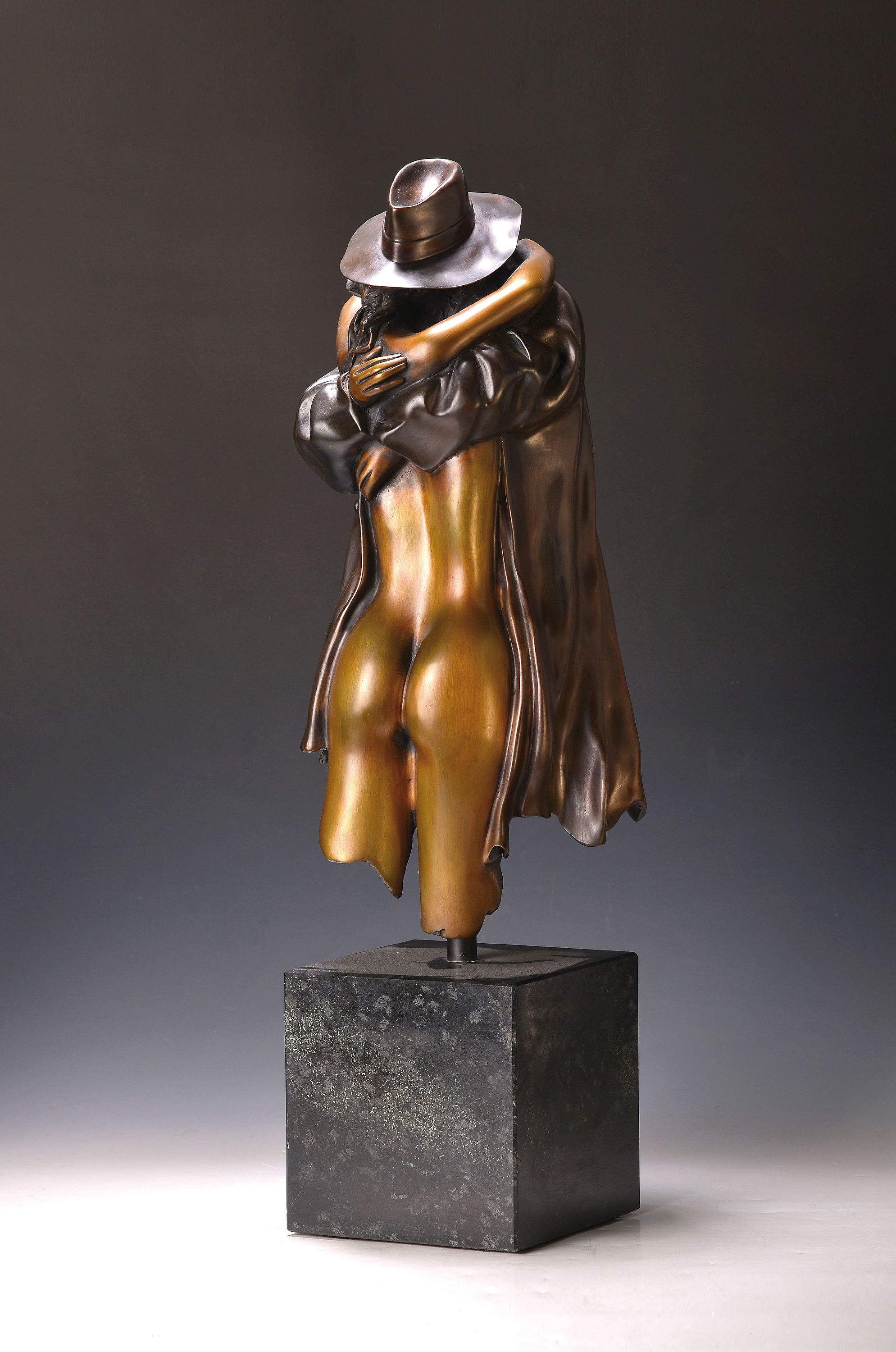 Detail k: Bruno Bruni, geb. 1935, große Bronzeskulptur "Il Ritorno", vollplastische Skulptur, teilweise patiniert, sich umarmendes Paar, am Mantel ...