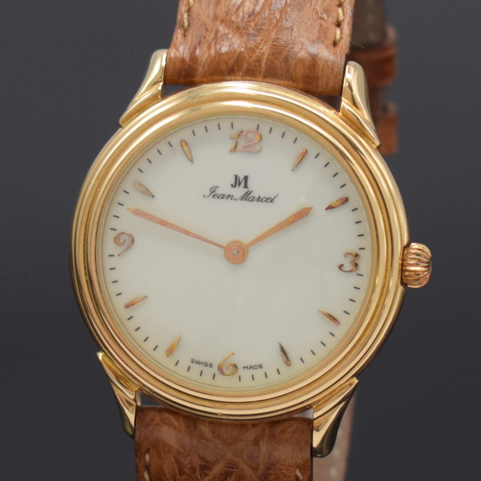 Detail a: JEAN MARCEL Armbanduhr in RoseG 750/000, Schweiz um 1990, Handaufzug, beids. vergl. Geh., neutr. Lederband m. orig. verg. Dornschl., cremefarb. ...