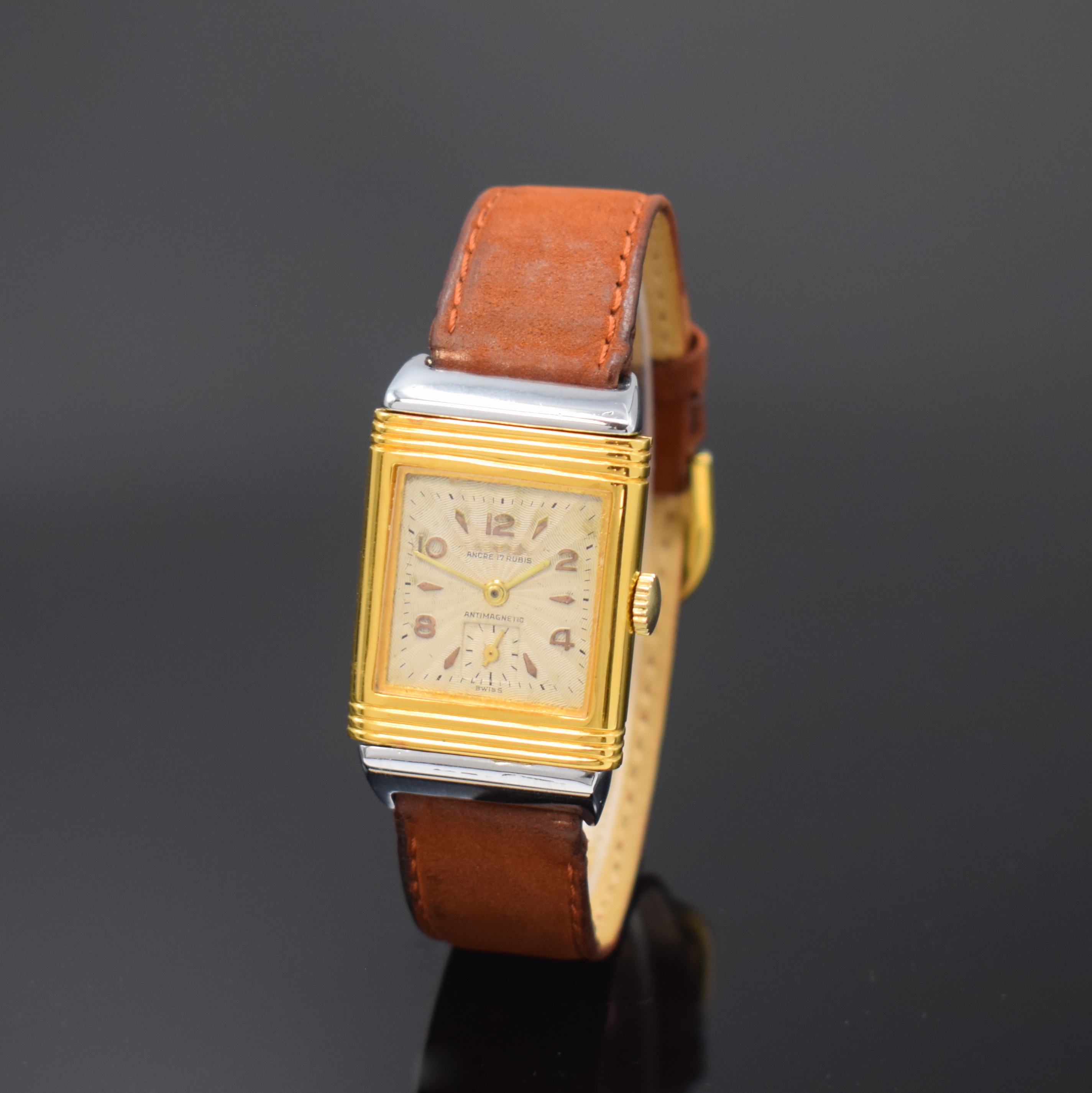 Rechteckige Armbanduhr mit Wendegehäuse, Schweiz 2. Hälfte 20. Jahrhundert, Handaufzug, verchromt/vergoldet, silb. strahlenförmig strukturiertes ...