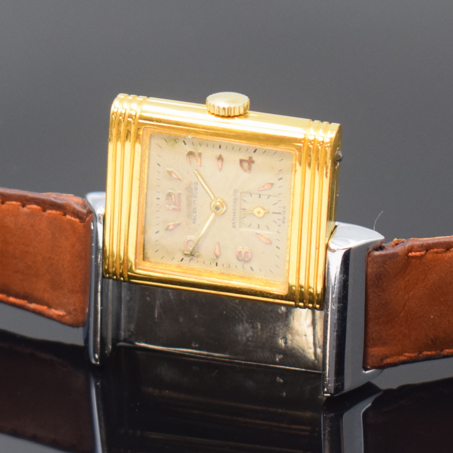 Detail b: Rechteckige Armbanduhr mit Wendegehäuse, Schweiz 2. Hälfte 20. Jahrhundert, Handaufzug, verchromt/vergoldet, silb. strahlenförmig strukturiertes ...