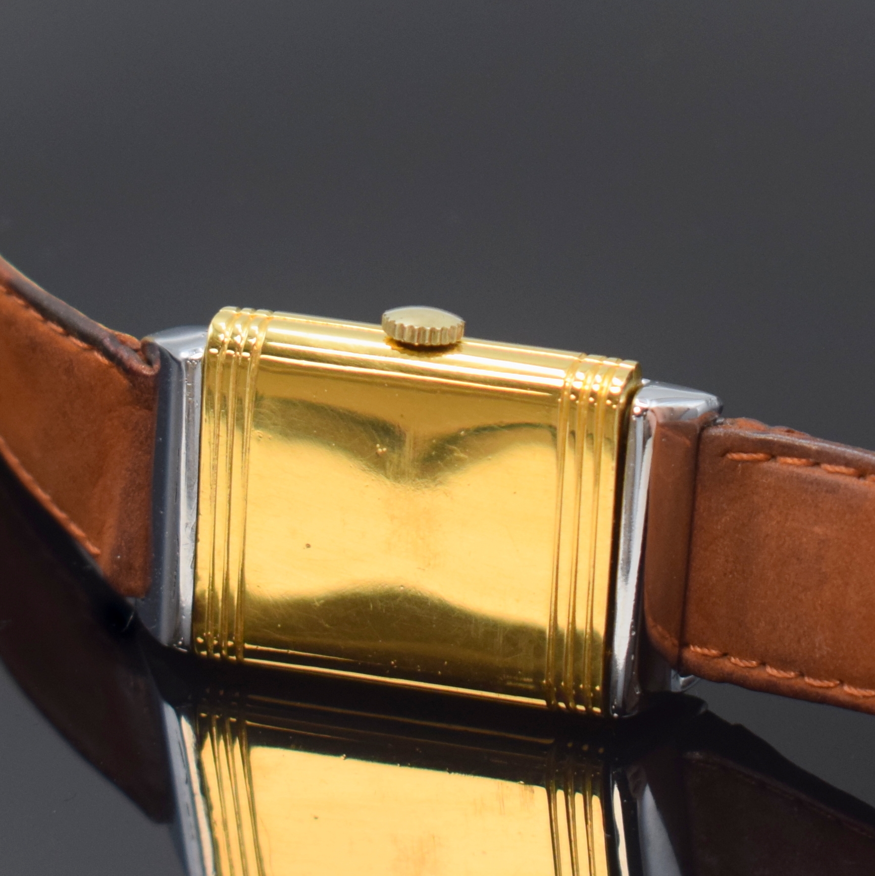 Detail c: Rechteckige Armbanduhr mit Wendegehäuse, Schweiz 2. Hälfte 20. Jahrhundert, Handaufzug, verchromt/vergoldet, silb. strahlenförmig strukturiertes ...