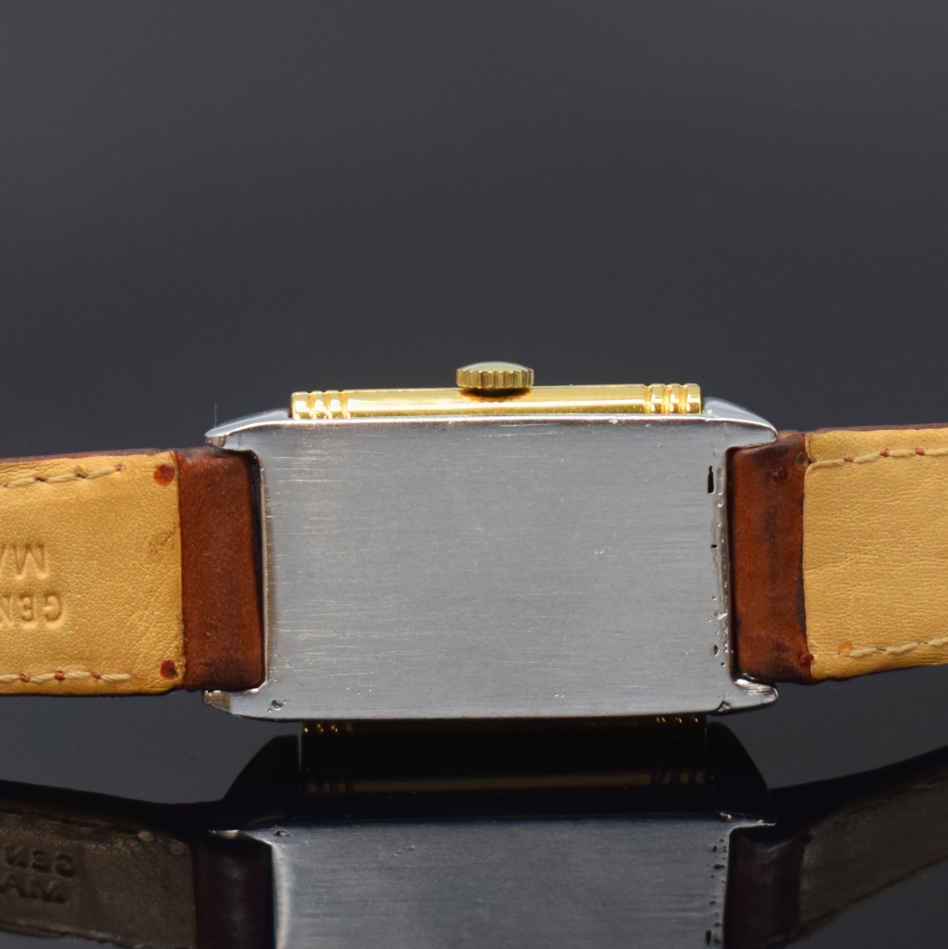 Detail d: Rechteckige Armbanduhr mit Wendegehäuse, Schweiz 2. Hälfte 20. Jahrhundert, Handaufzug, verchromt/vergoldet, silb. strahlenförmig strukturiertes ...