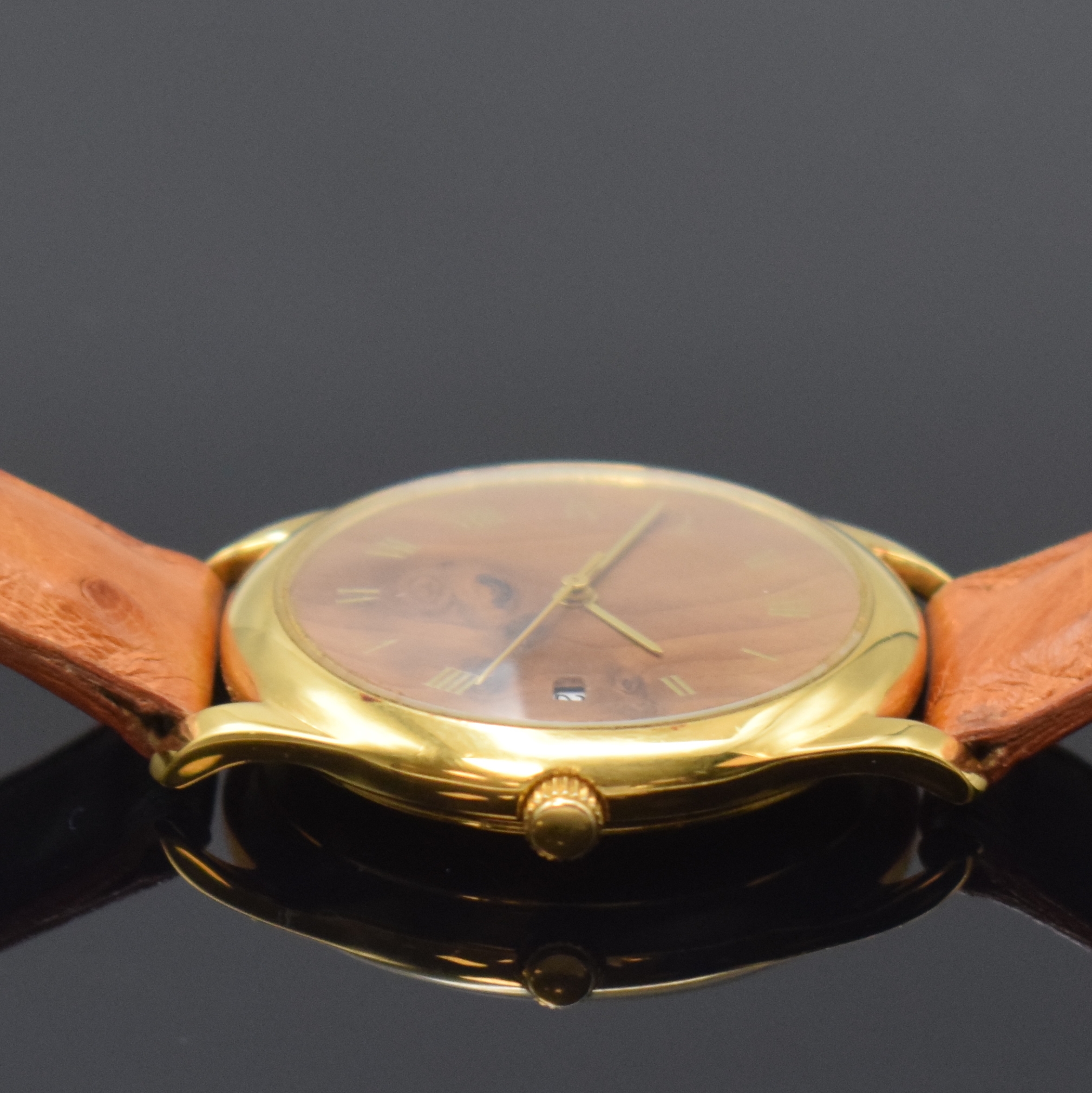 Detail b: Herrenarmbanduhr mit Nussbaum-Zifferblatt, Schweiz um 1990, Automatik, beids. vergl. Geh. verg., Nussbaum-Zifferbl. m. röm. Zahlen, gold. Zeiger, ...