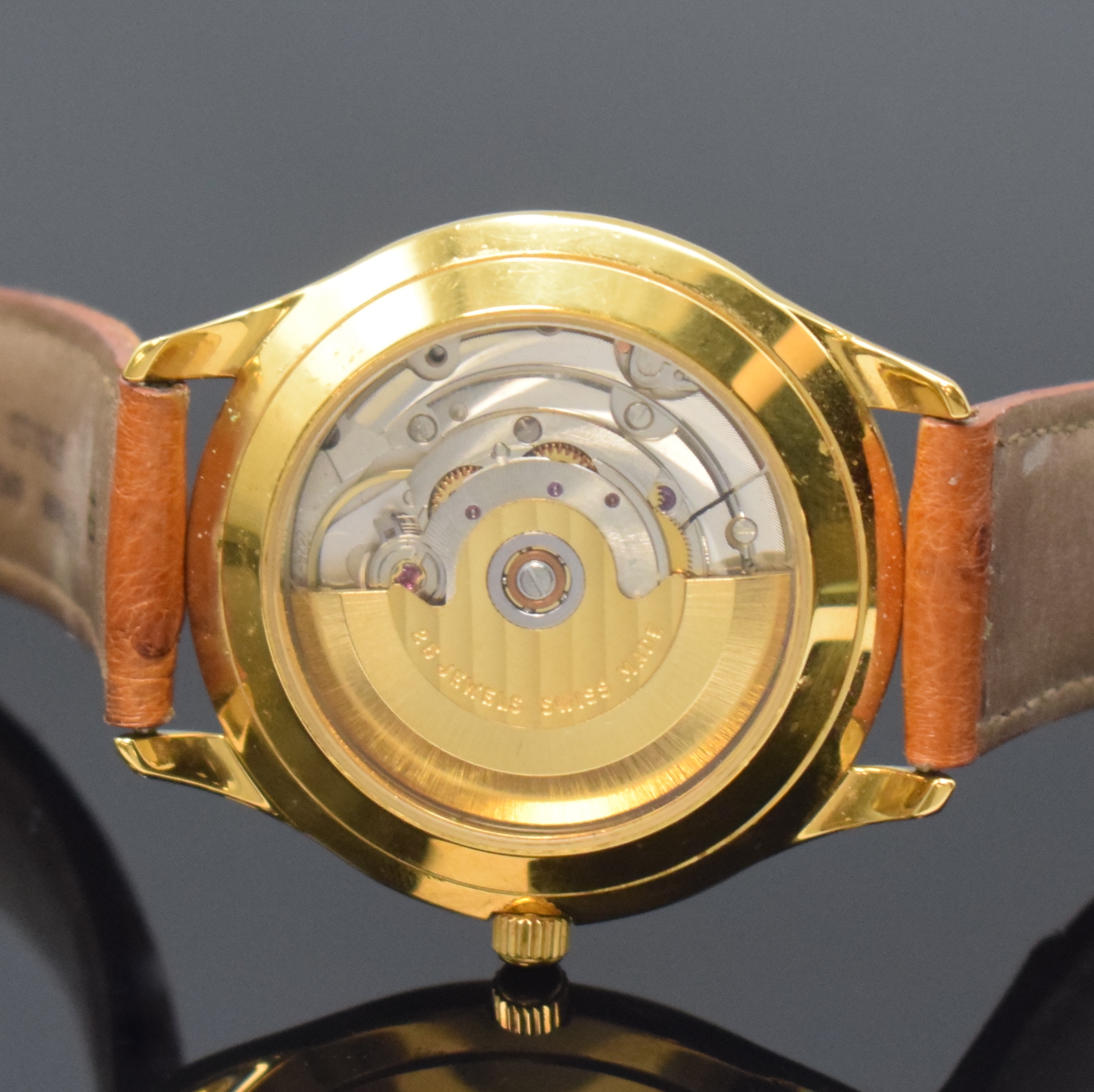 Detail d: Herrenarmbanduhr mit Nussbaum-Zifferblatt, Schweiz um 1990, Automatik, beids. vergl. Geh. verg., Nussbaum-Zifferbl. m. röm. Zahlen, gold. Zeiger, ...