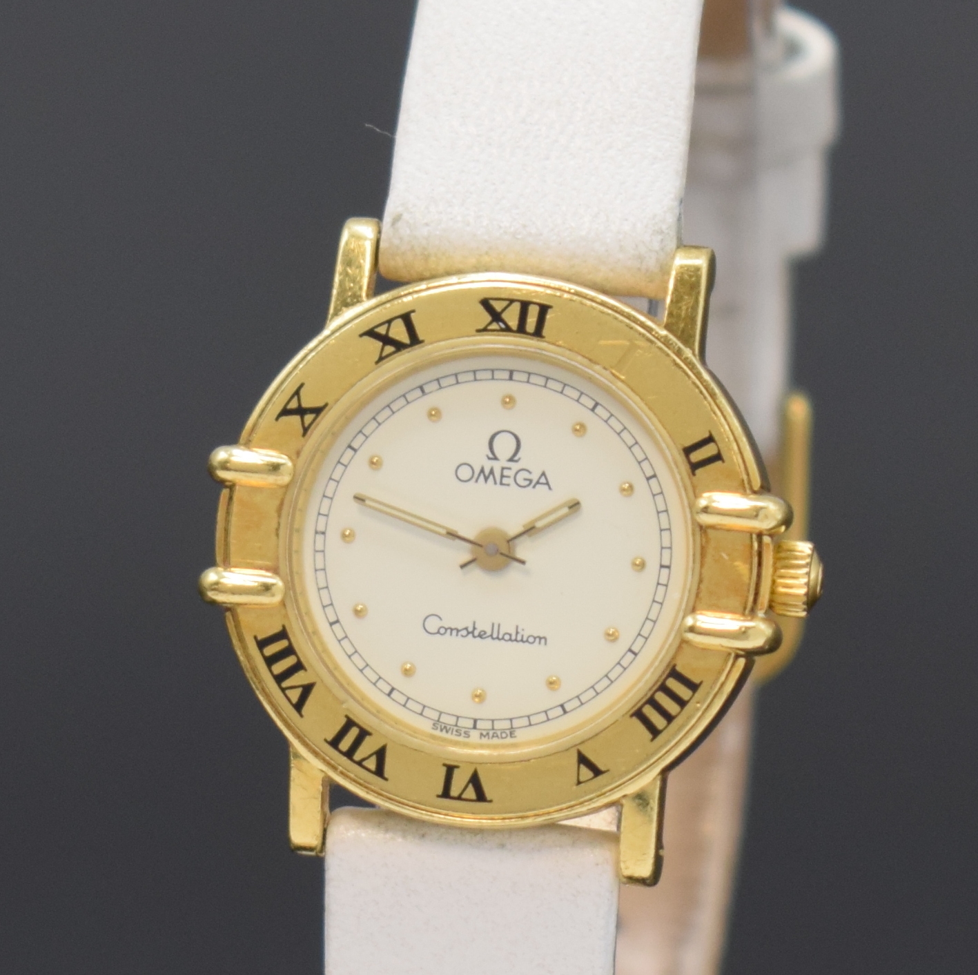 Detail a: OMEGA Constellation Damenarmbanduhr in GG 750/000, Schweiz um 1985, quarz, Boden m. Darst. Sternwarte aufgedr., Lünette m. röm. Zahlen, weißes ...
