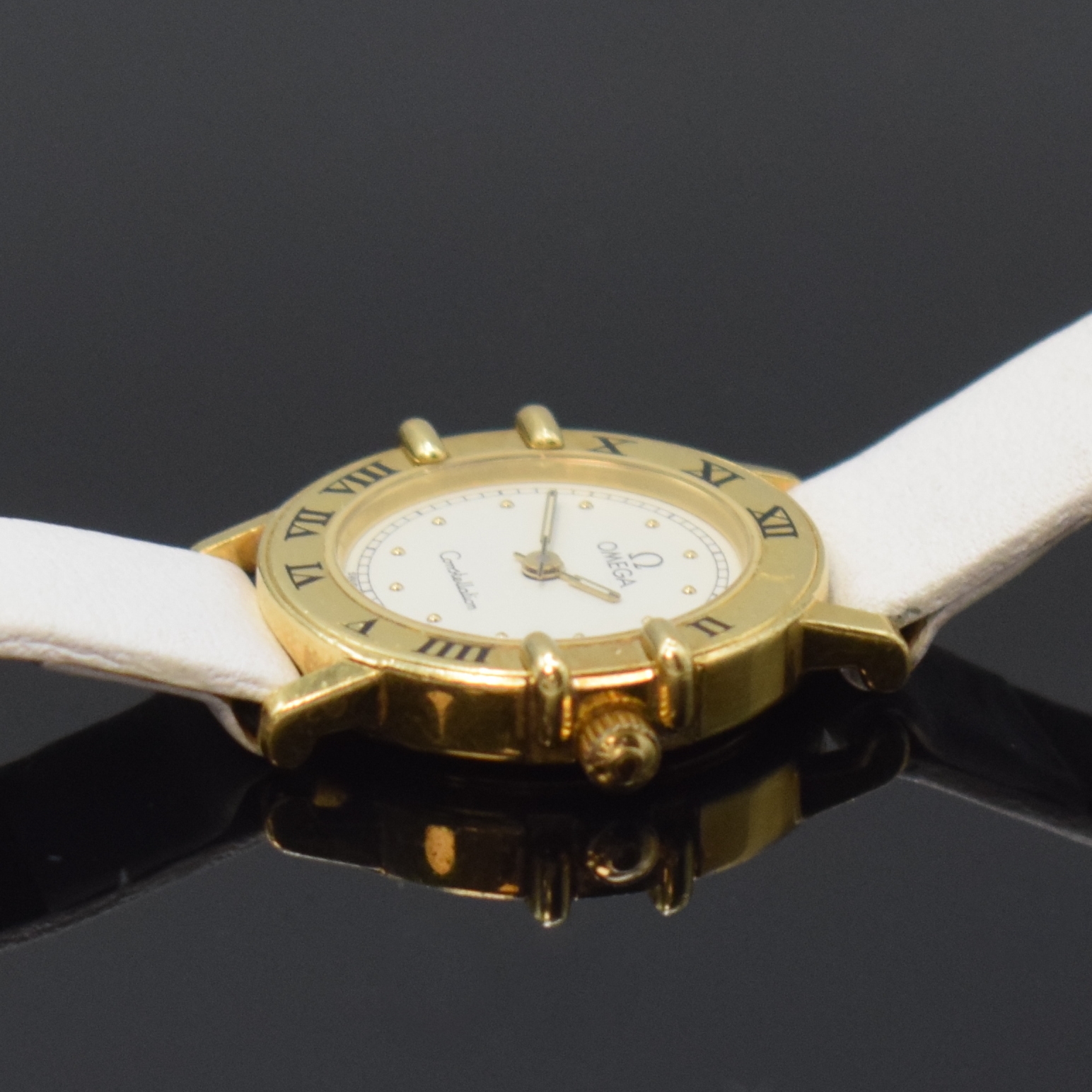 Detail b: OMEGA Constellation Damenarmbanduhr in GG 750/000, Schweiz um 1985, quarz, Boden m. Darst. Sternwarte aufgedr., Lünette m. röm. Zahlen, weißes ...
