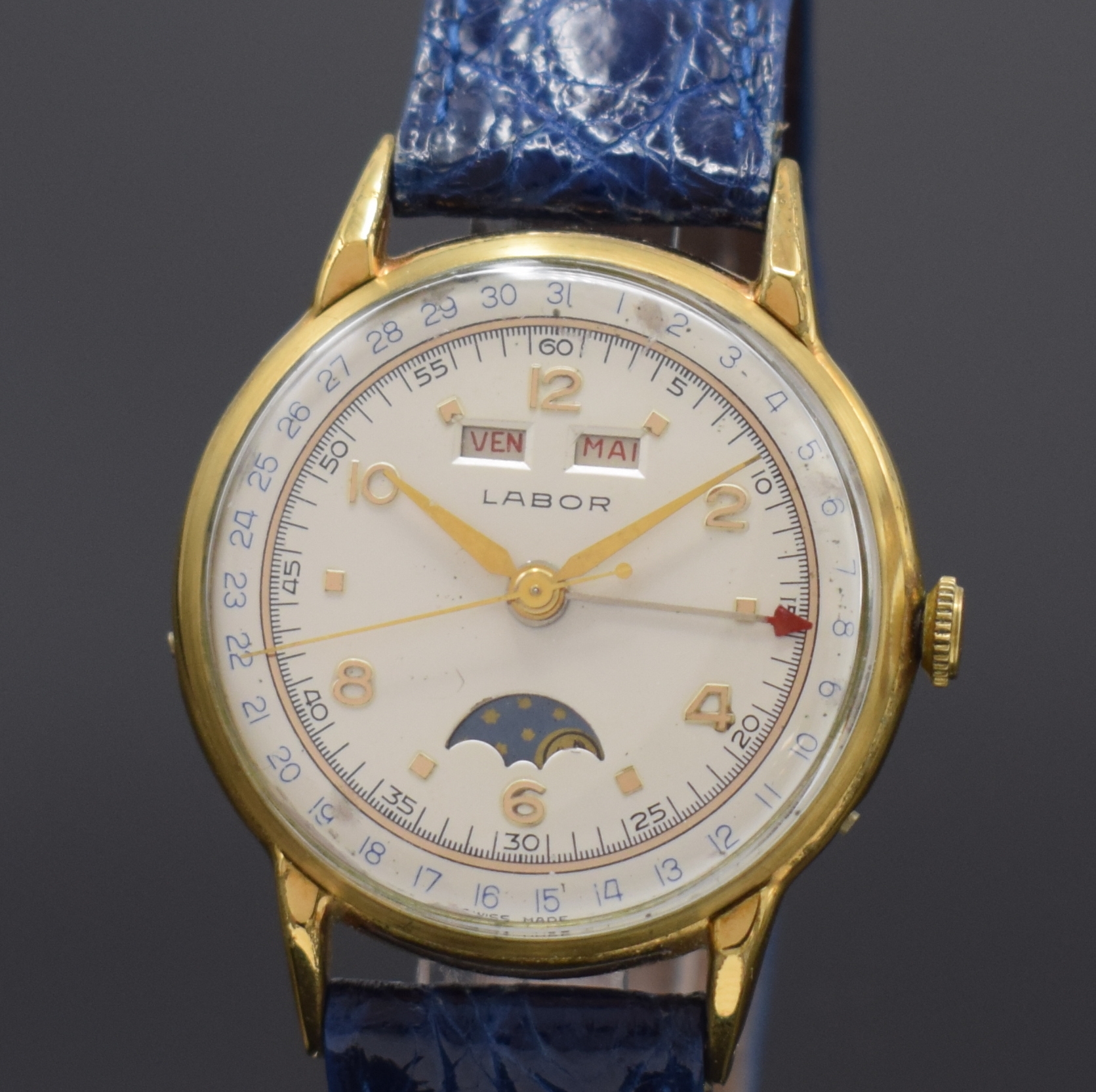 Detail a: LABOR Herrenarmbanduhr mit Vollkalender Kaliber Valjoux 90, Schweiz um 1950, Handaufzug, verg. Geh., Boden aufgedr., Korrekturdr. seitl. im Geh. ...