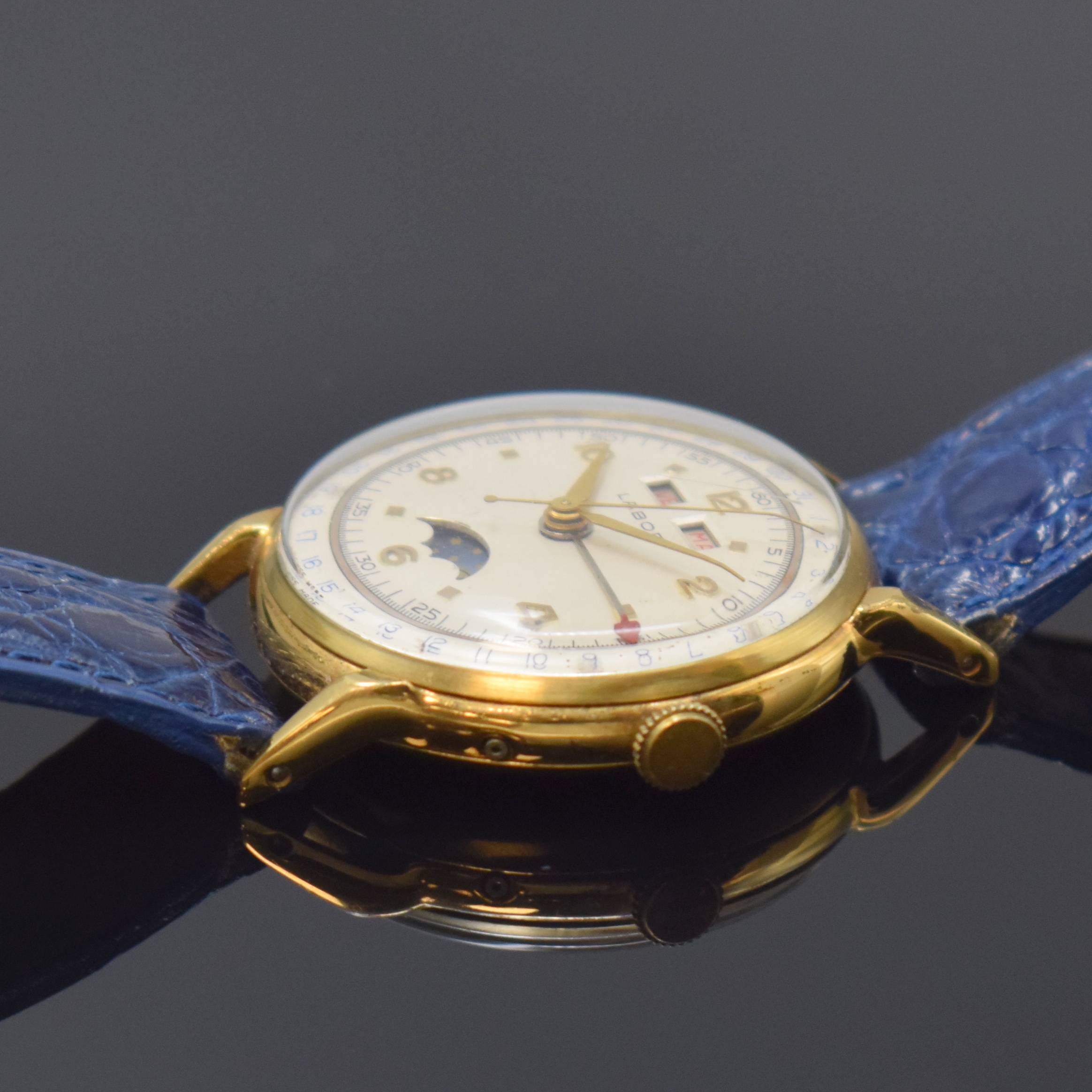 Detail b: LABOR Herrenarmbanduhr mit Vollkalender Kaliber Valjoux 90, Schweiz um 1950, Handaufzug, verg. Geh., Boden aufgedr., Korrekturdr. seitl. im Geh. ...