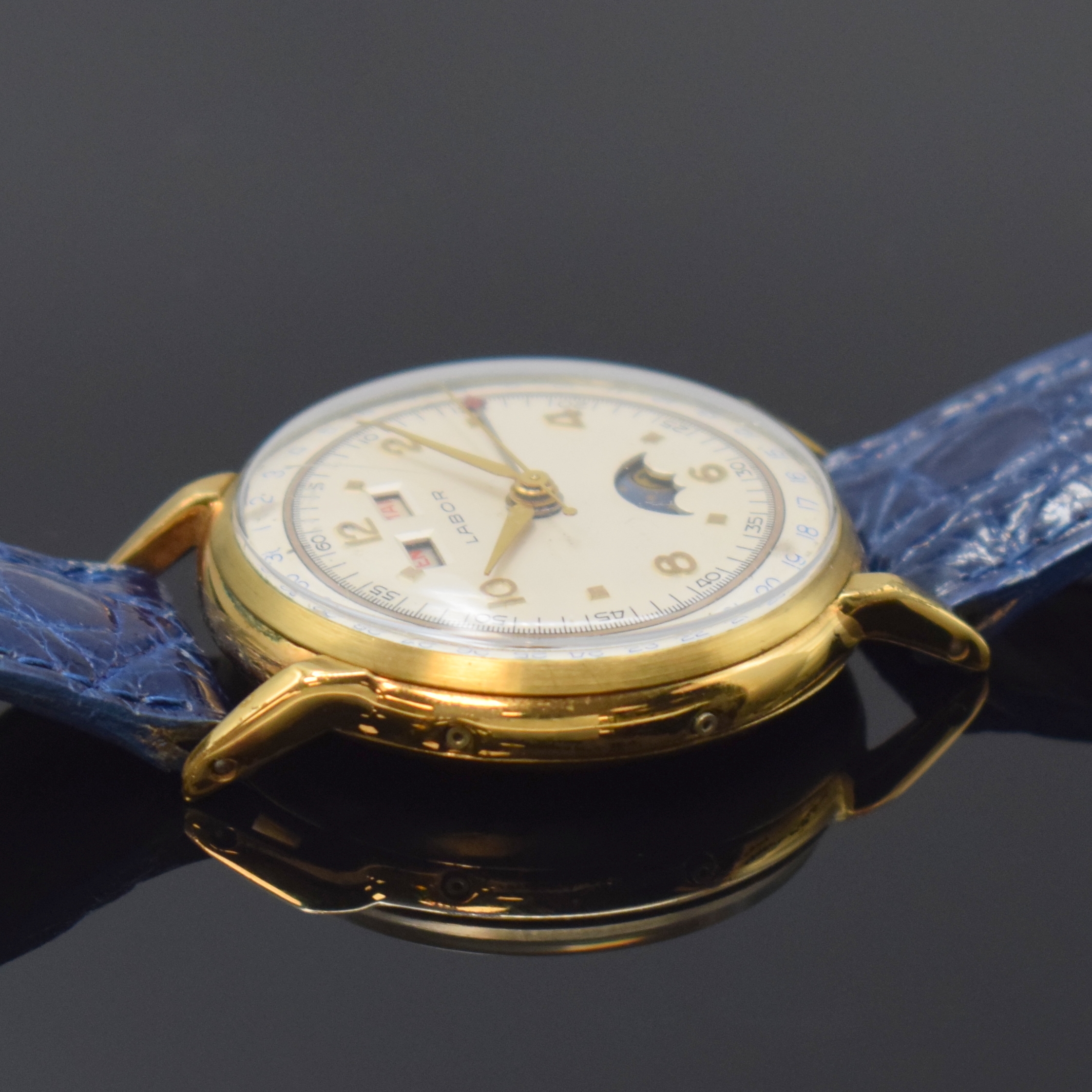 Detail c: LABOR Herrenarmbanduhr mit Vollkalender Kaliber Valjoux 90, Schweiz um 1950, Handaufzug, verg. Geh., Boden aufgedr., Korrekturdr. seitl. im Geh. ...